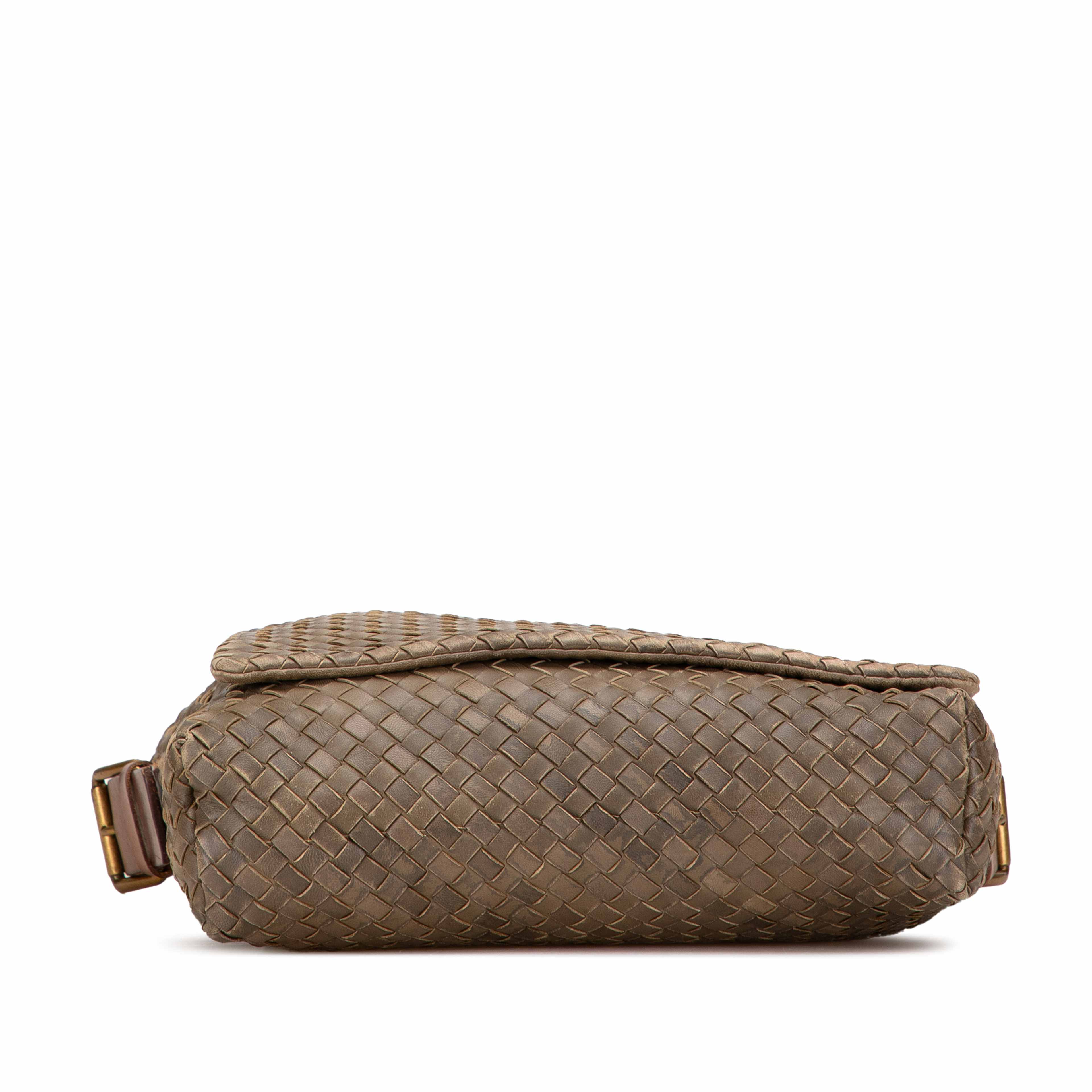 Bottega Veneta Nappa Intrecciato Messenger Bag, från Luxclusif, i färgen camel. Klicka för att öppna bilden i stort format