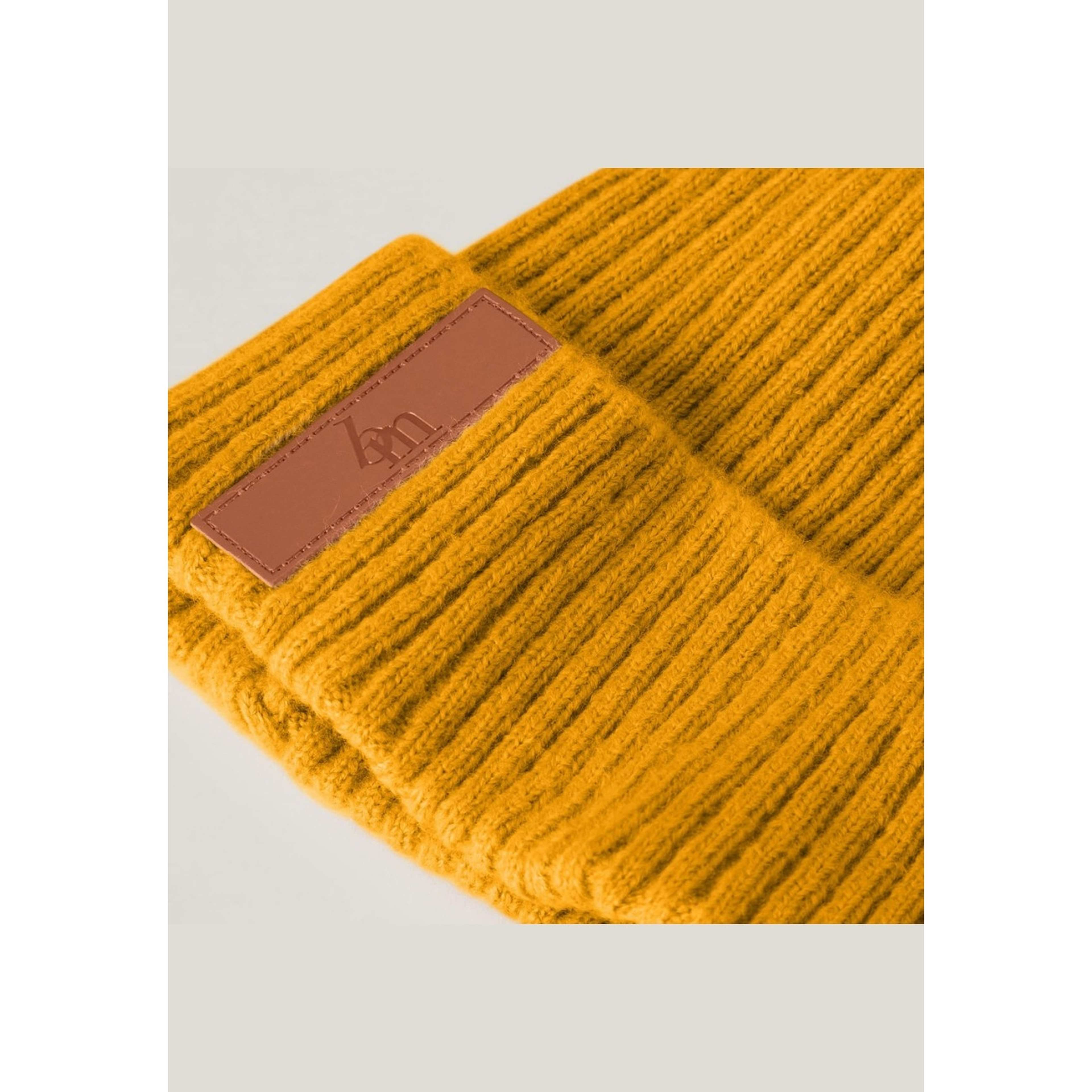 Beanie - Vuxen, från BabyMocs, i färgen mustard.