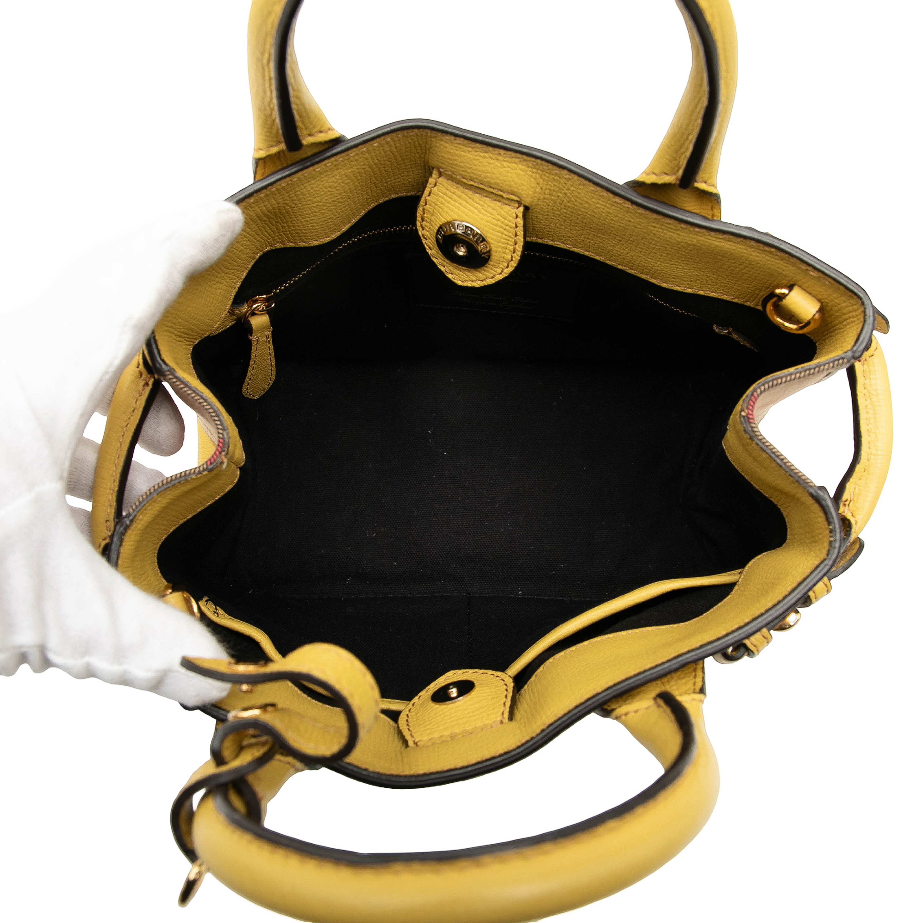 Burberry Small Leather And House Check Banner Satchel, från Luxclusif, i färgen mustard. Klicka för att öppna bilden i stort format