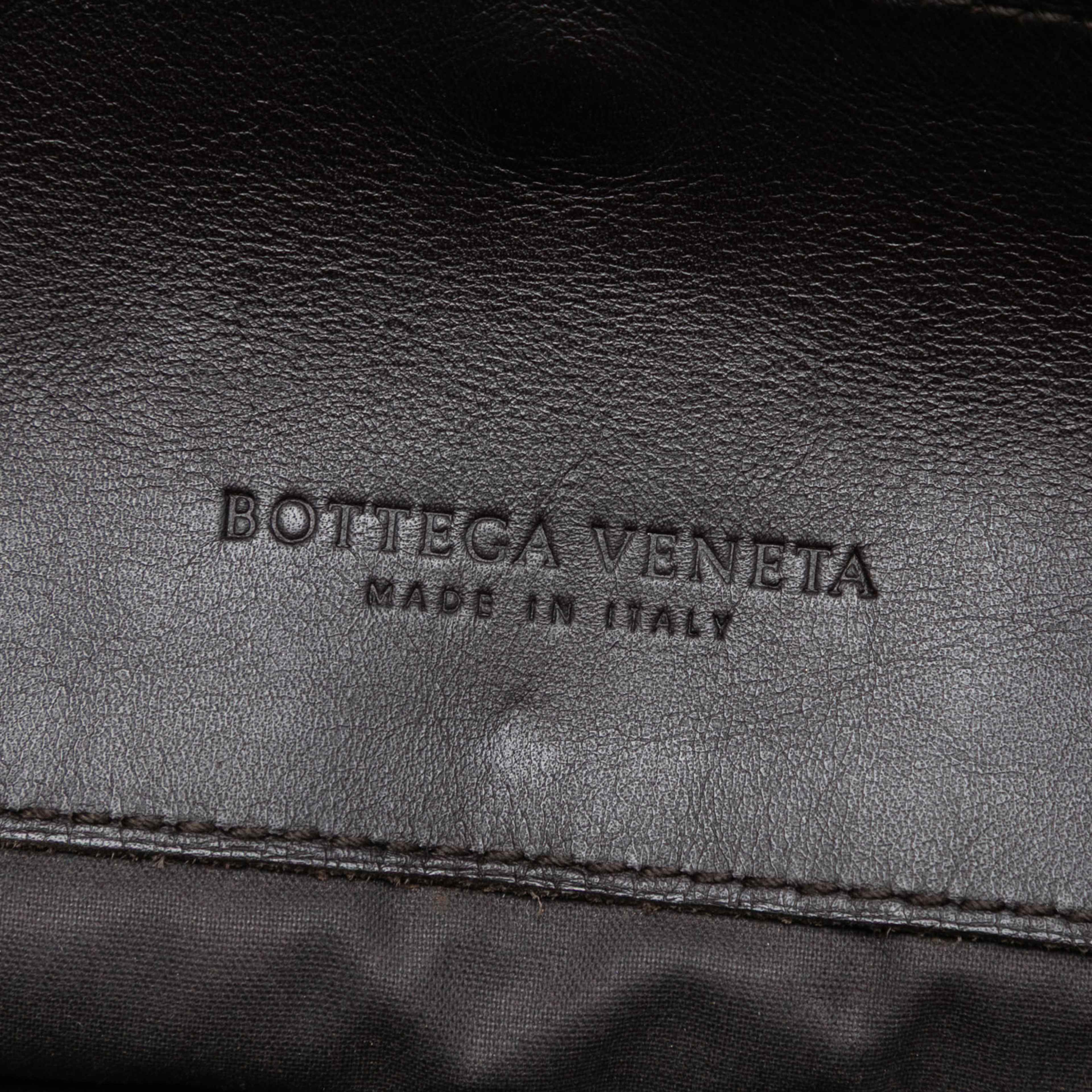 Bottega Veneta Nappa Intrecciato Messenger Bag, från Luxclusif, i färgen dark brown. Klicka för att öppna bilden i stort format