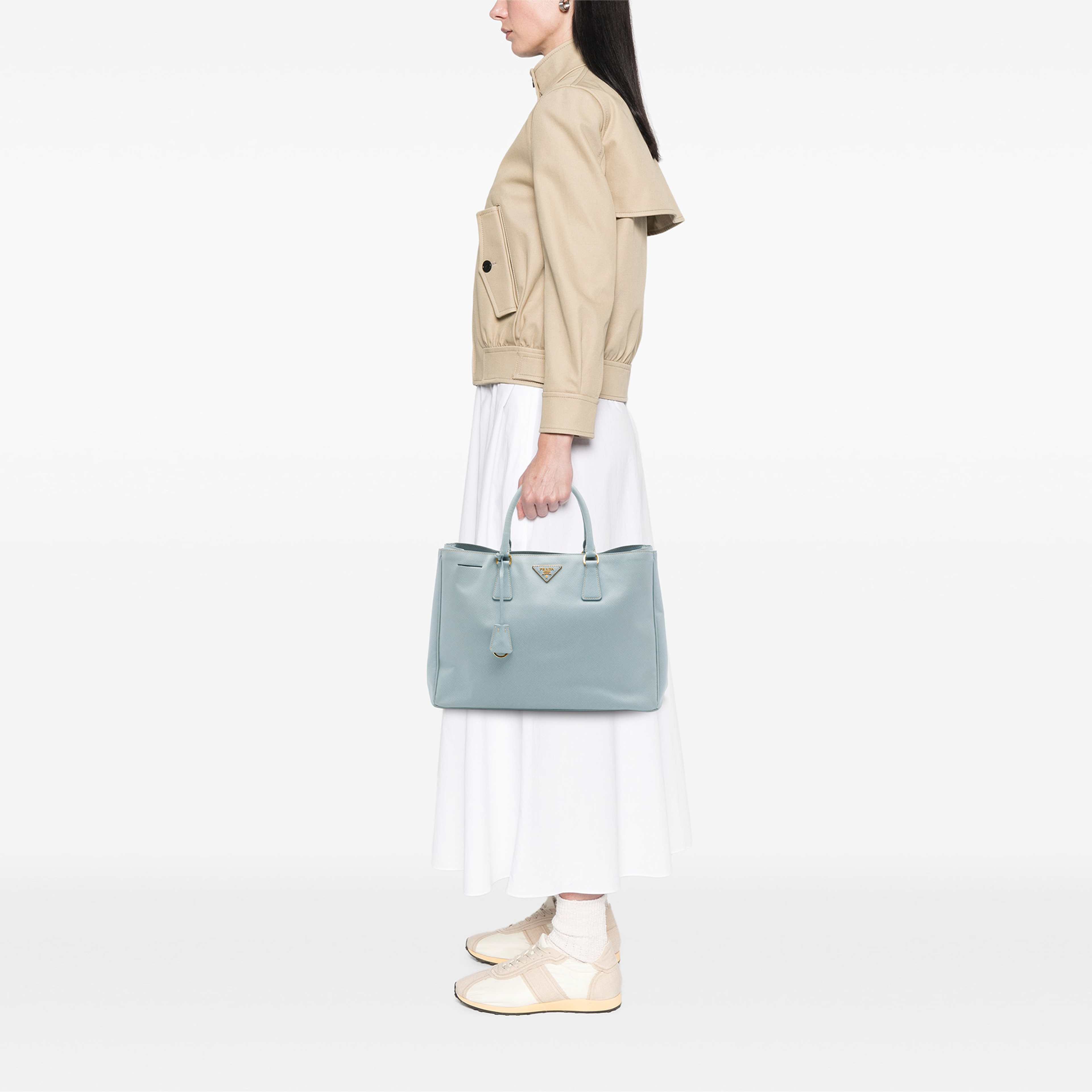 Prada Large Saffiano Lux Galleria Satchel, från Luxclusif, i färgen blå. Klicka för att öppna bilden i stort format