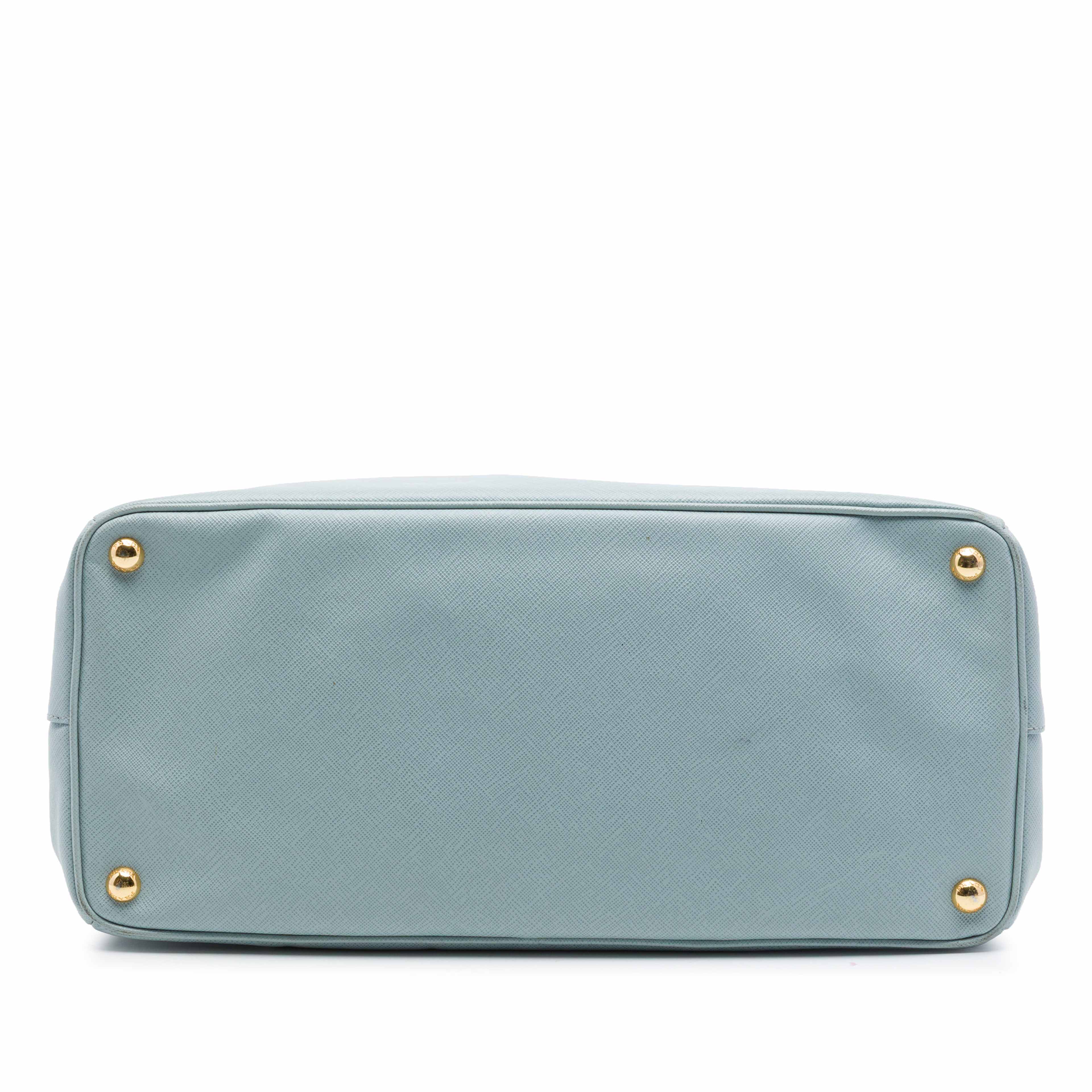 Prada Large Saffiano Lux Galleria Satchel, från Luxclusif, i färgen blå. Klicka för att öppna bilden i stort format