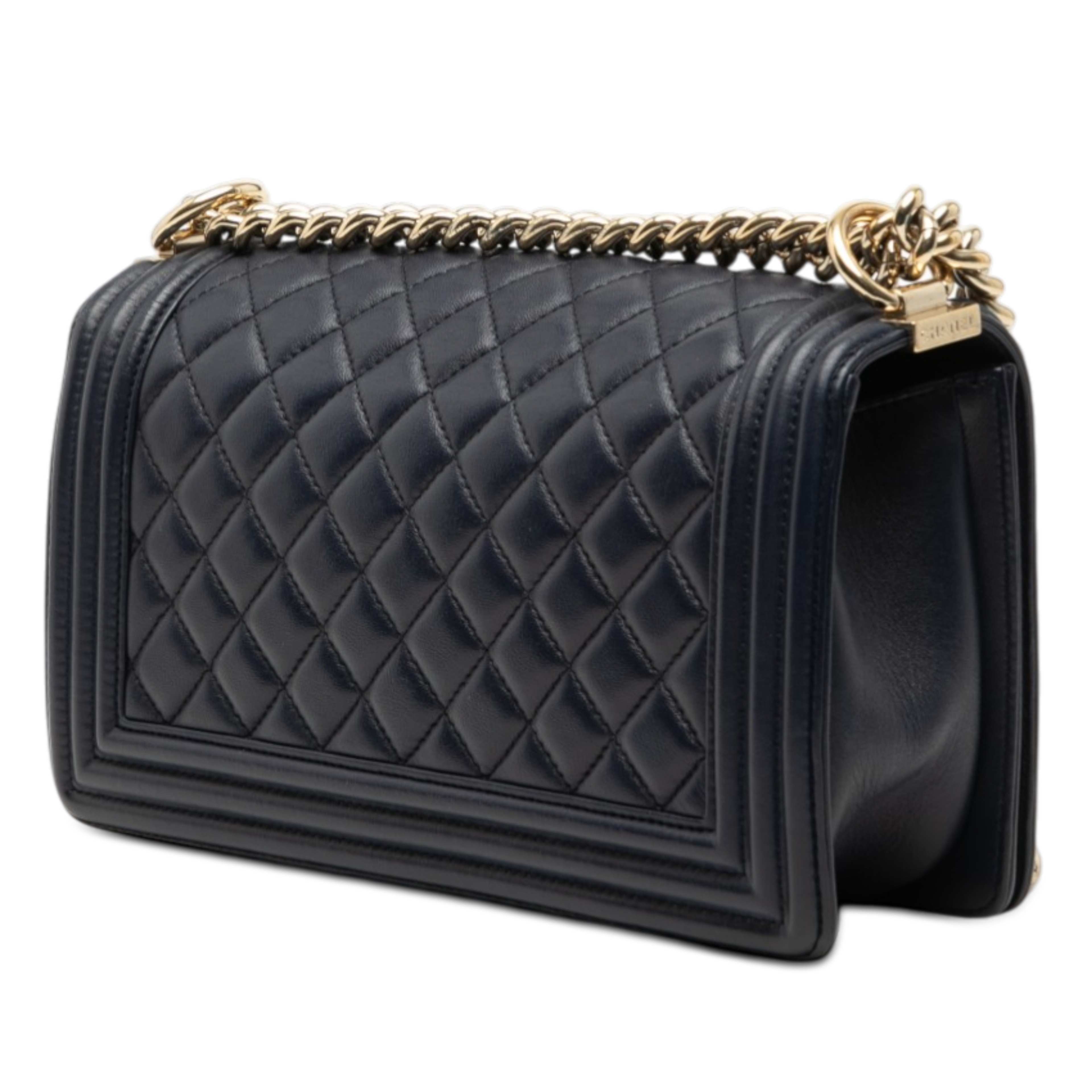 Chanel Old Medium Quilted Lambskin Boy Flap, från Luxclusif, i färgen black. Klicka för att öppna bilden i stort format