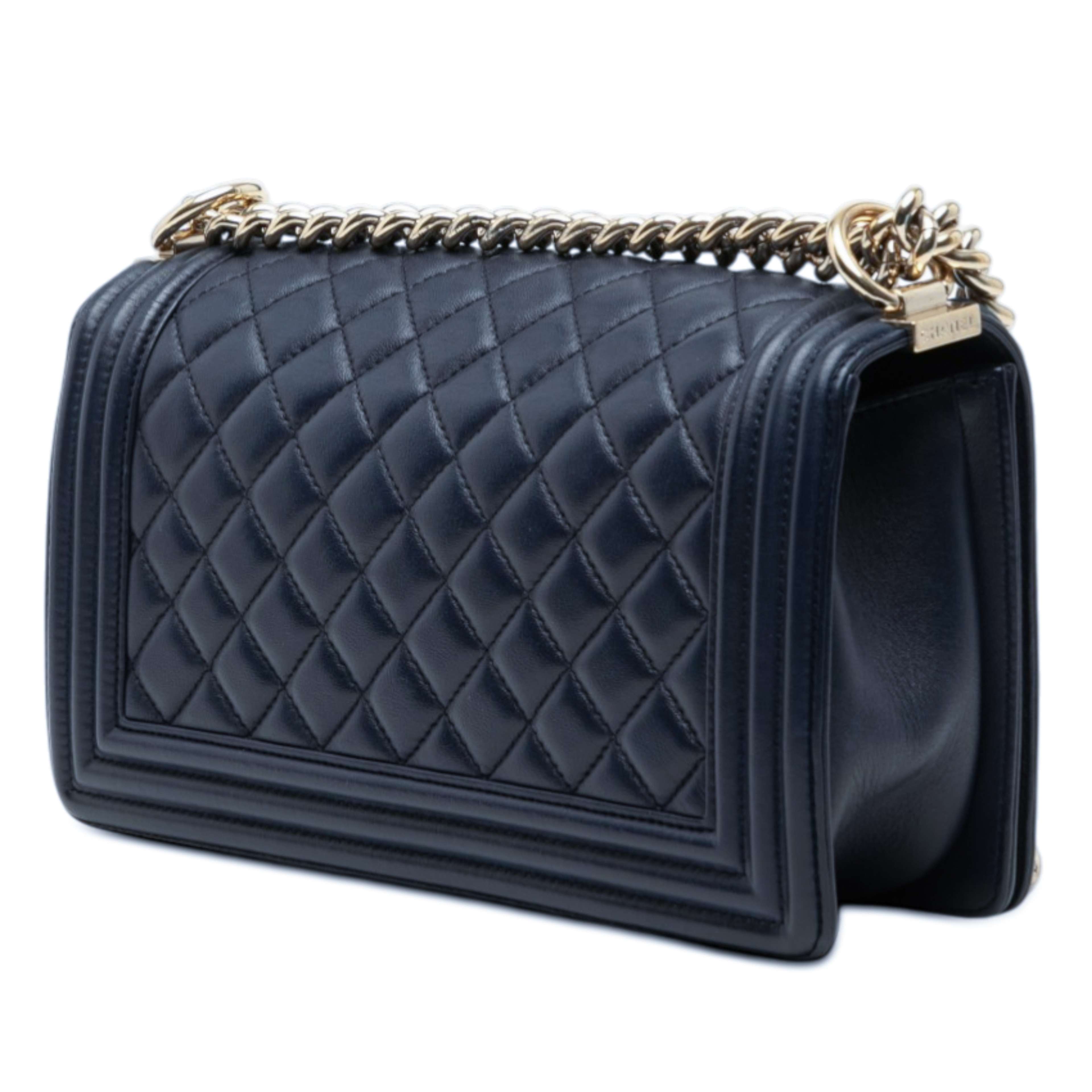 Chanel Old Medium Quilted Lambskin Boy Flap, från Luxclusif, i färgen svart. Klicka för att öppna bilden i stort format