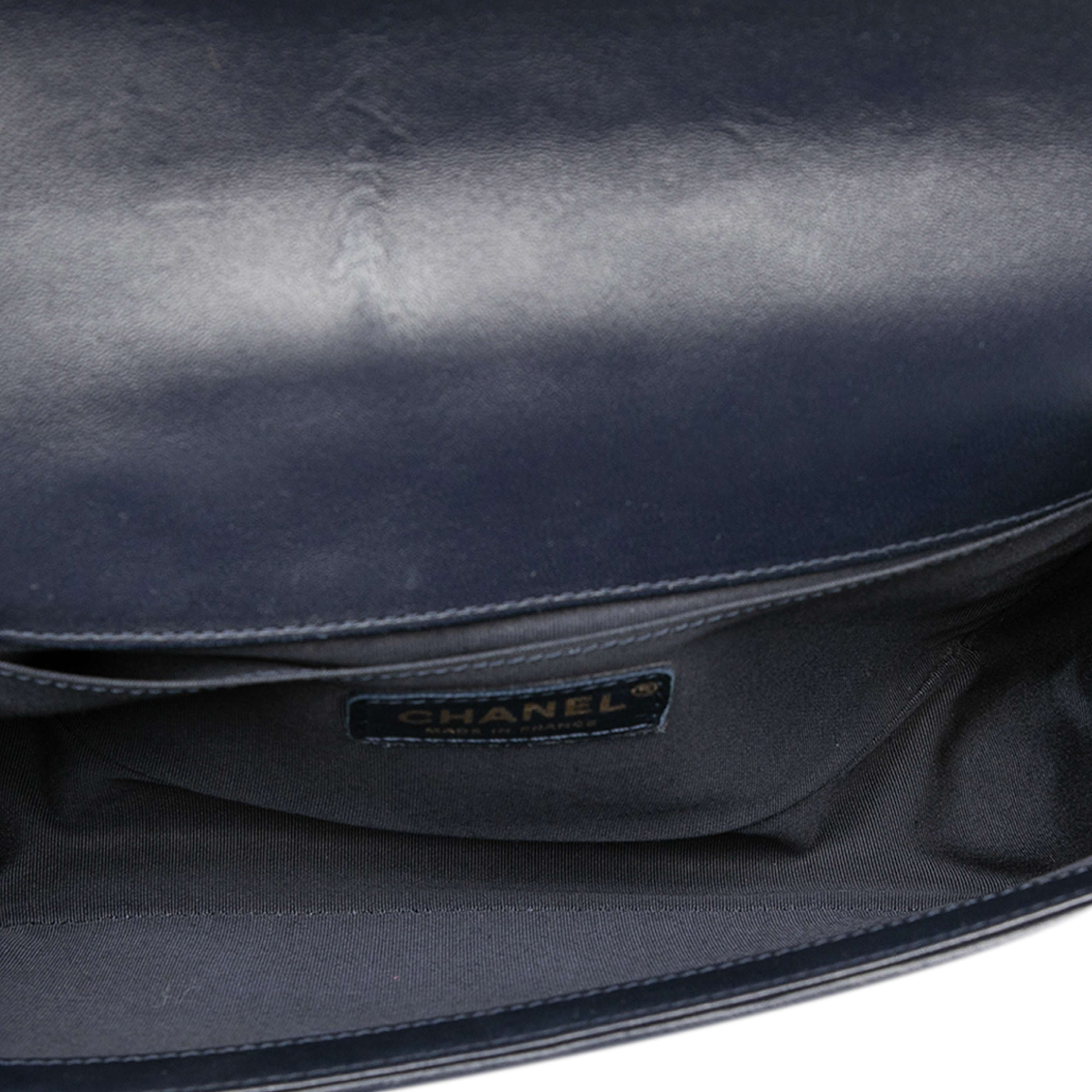 Chanel Old Medium Quilted Lambskin Boy Flap, från Luxclusif, i färgen black. Klicka för att öppna bilden i stort format