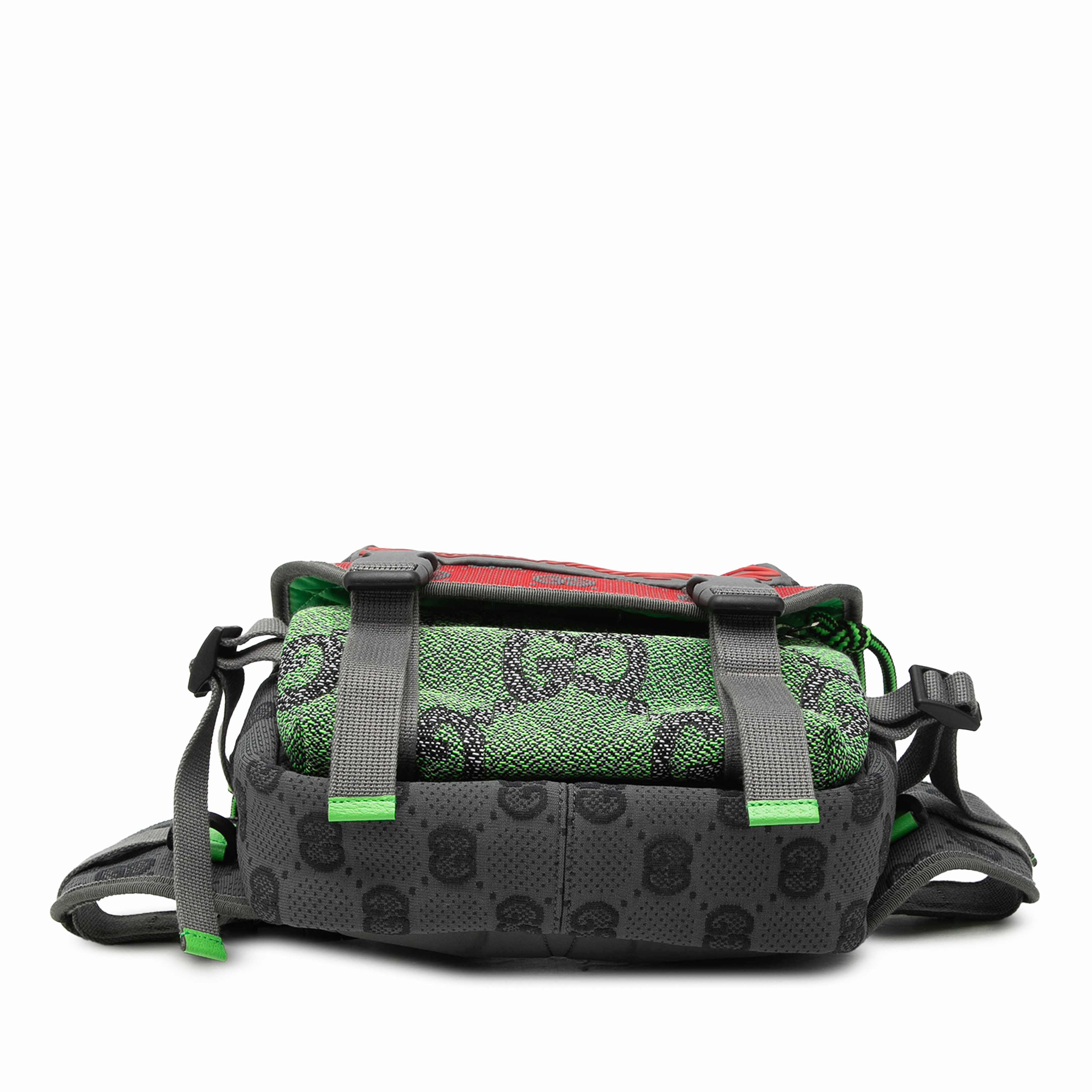 Gucci Small Gg Nylon Backpack, från Luxclusif, i färgen green. Klicka för att öppna bilden i stort format