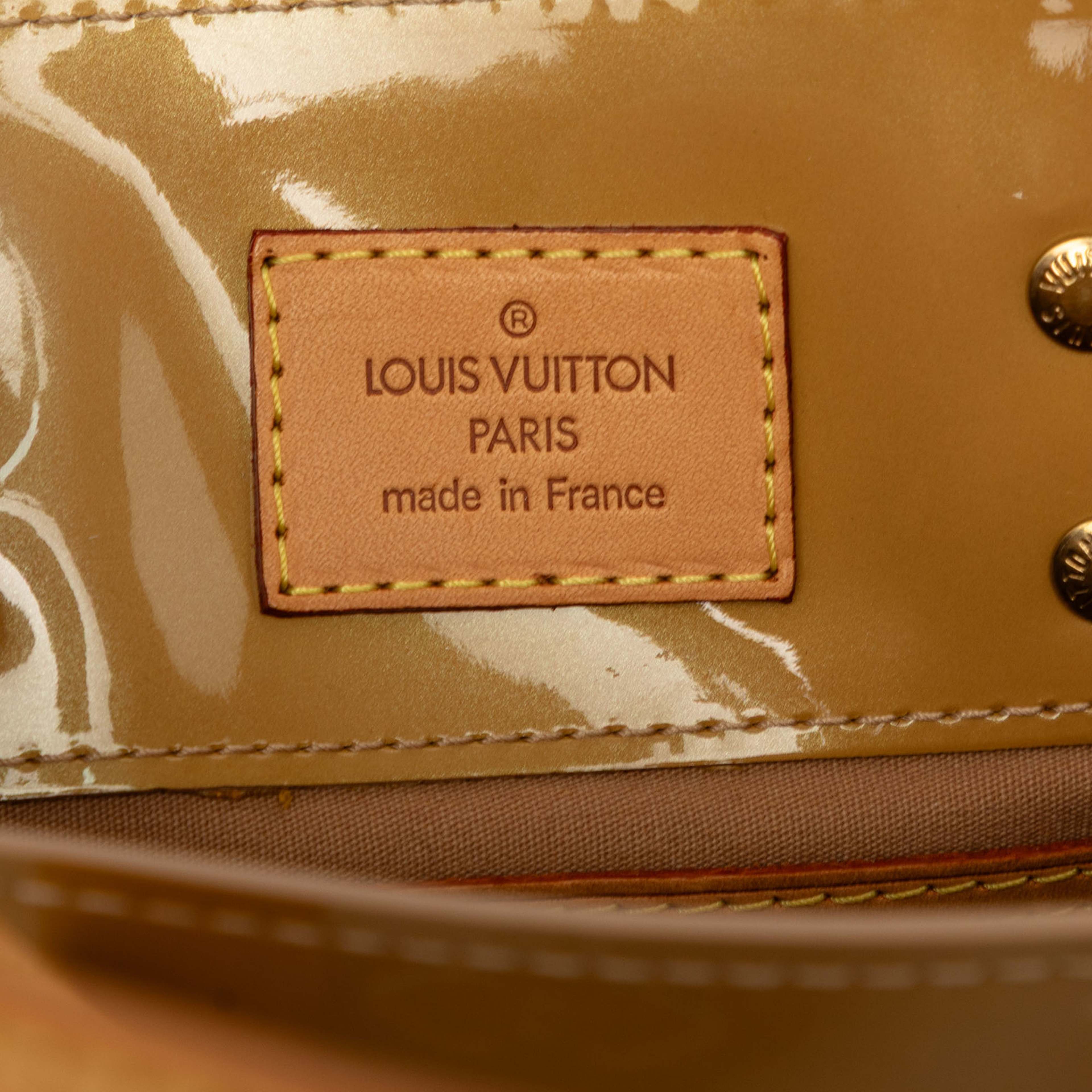 Louis Vuitton Monogram Vernis Reade Pm, från Luxclusif, i färgen beige. Klicka för att öppna bilden i stort format
