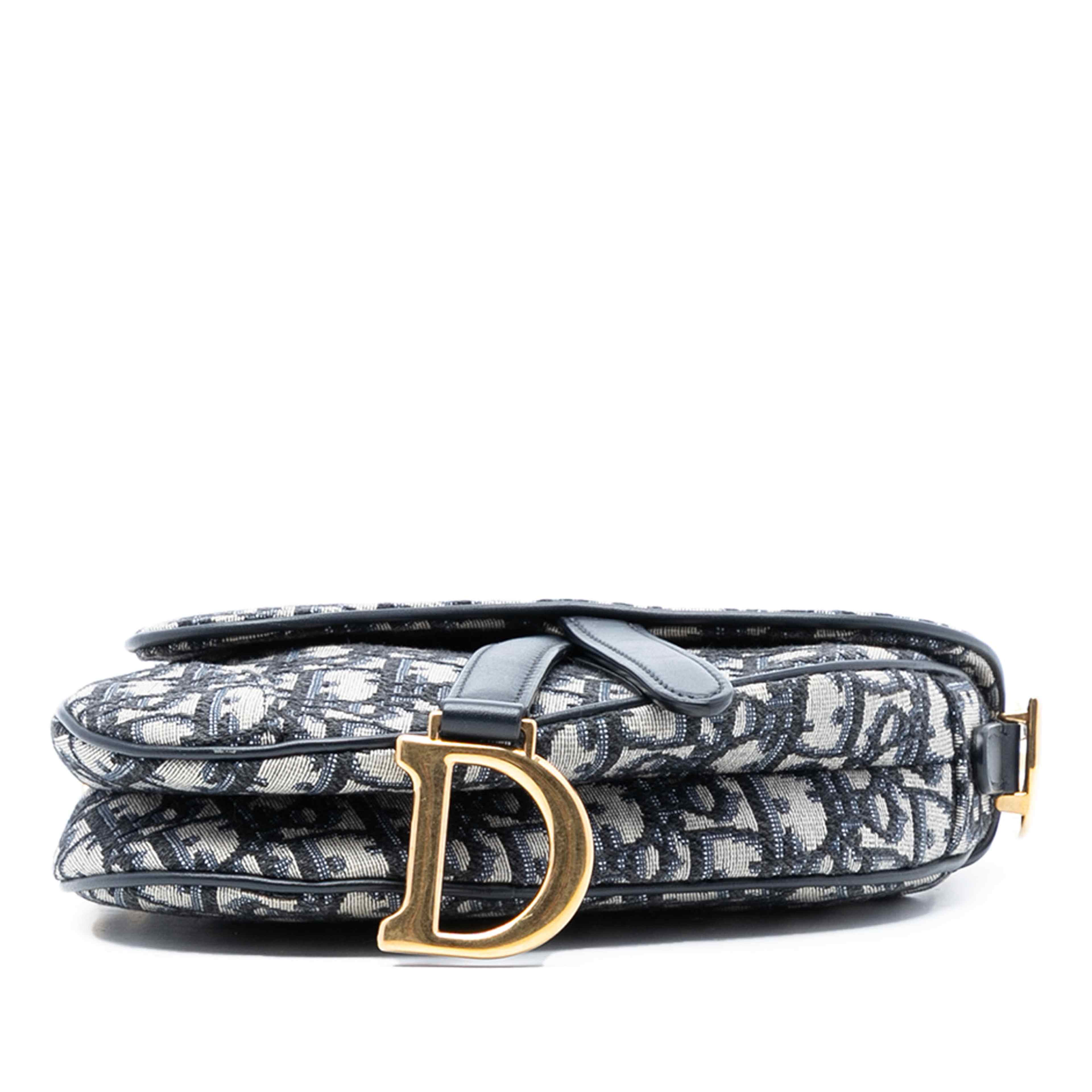 Dior Mini Oblique Canvas Saddle Bag, från Luxclusif, i färgen navy. Klicka för att öppna bilden i stort format