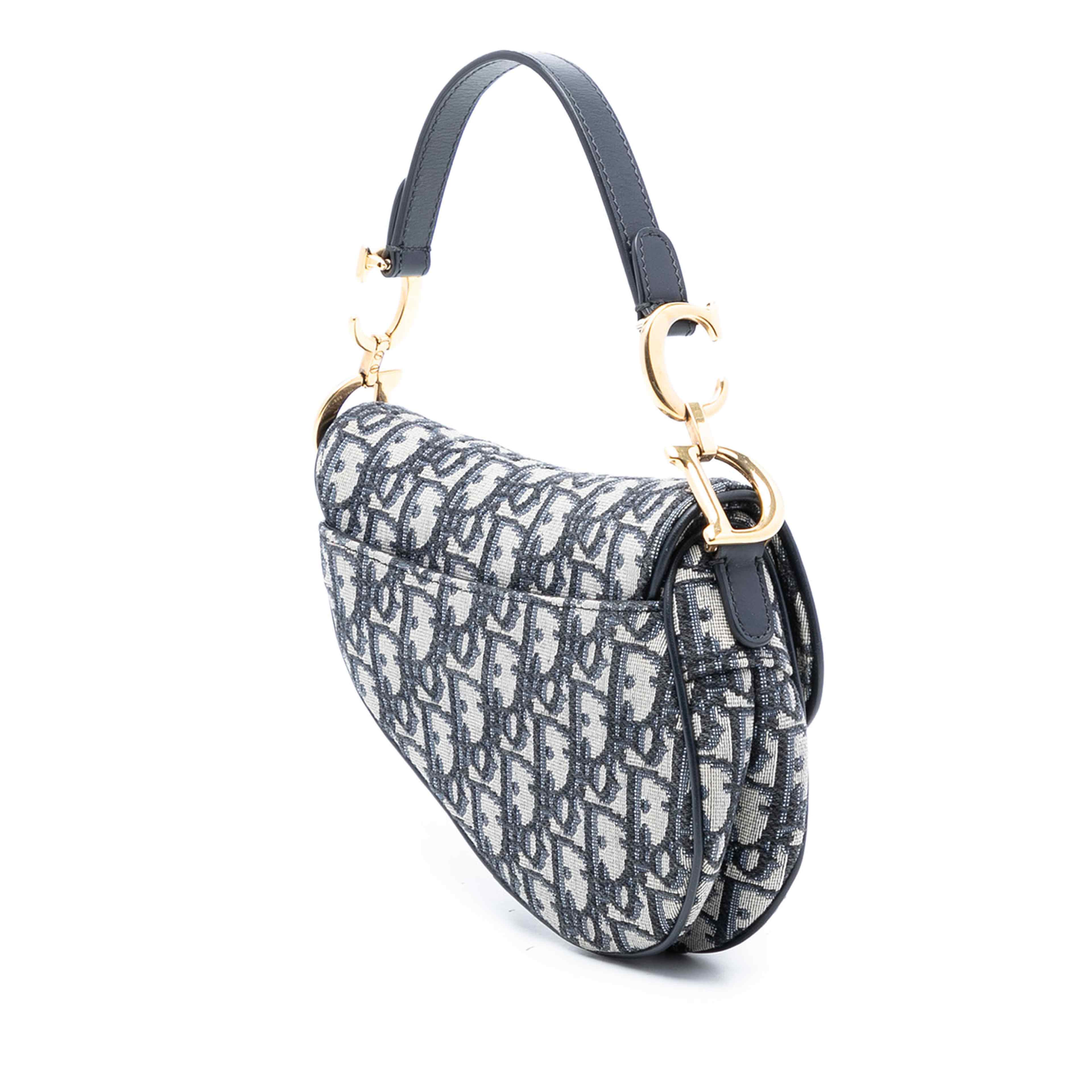 Dior Mini Oblique Canvas Saddle Bag, från Luxclusif, i färgen navy. Klicka för att öppna bilden i stort format