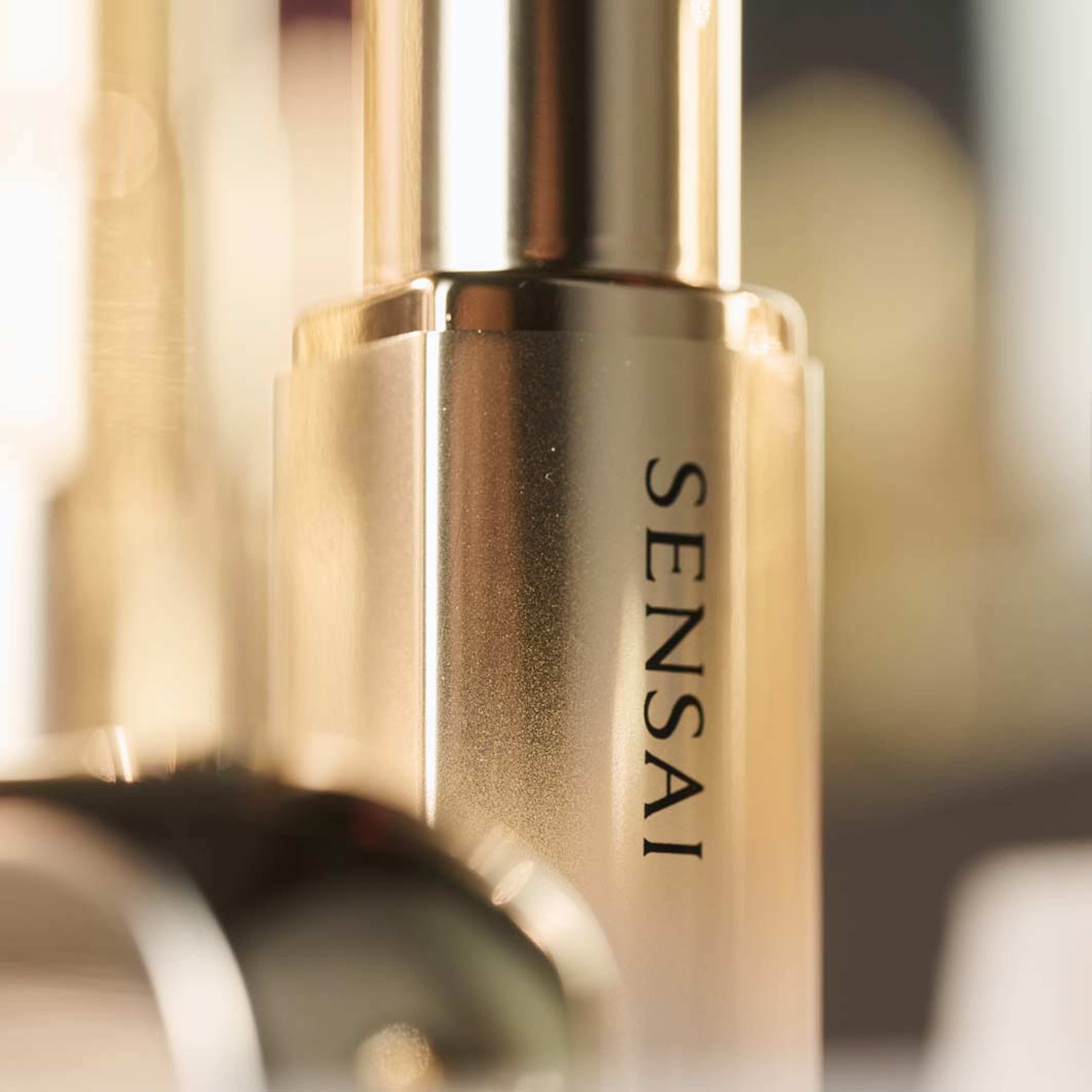 Lipstick Holder Gold, från Sensai, i färgen Gold. Klicka för att öppna bilden i stort format