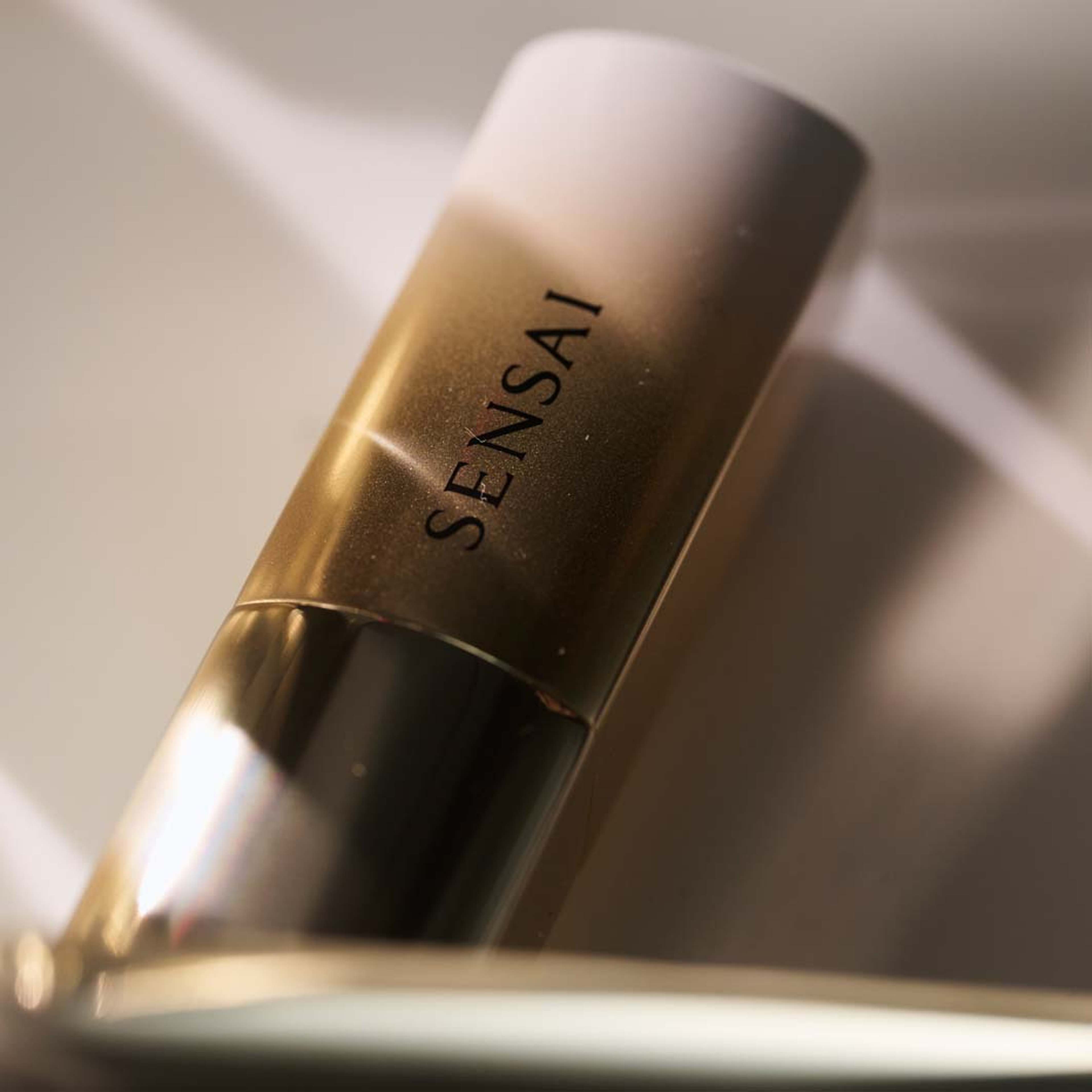 Lipstick Holder Gold, från Sensai, i färgen Gold. Klicka för att öppna bilden i stort format