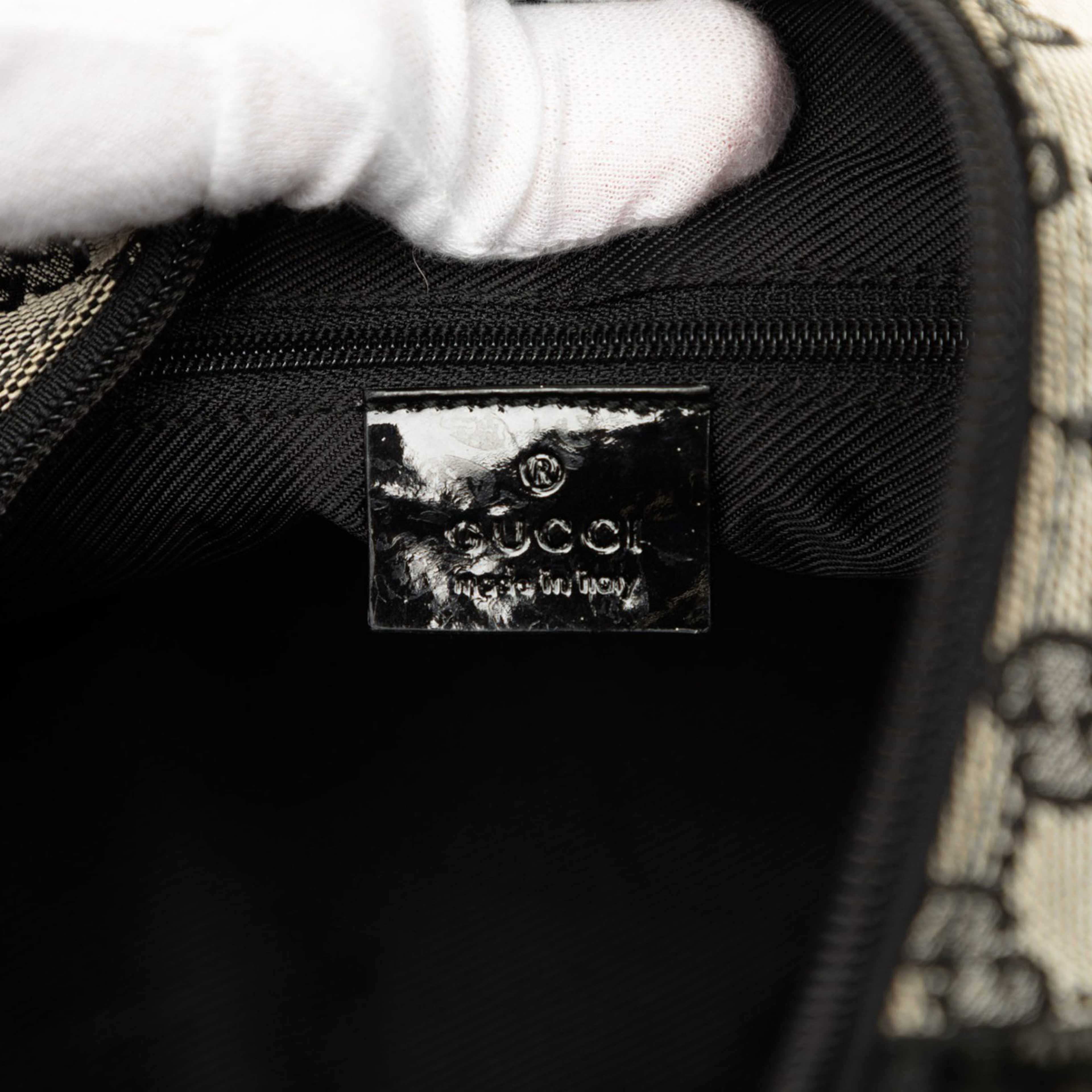 Gucci Gg Canvas Shoulder Bag, från Luxclusif, i färgen svart. Klicka för att öppna bilden i stort format