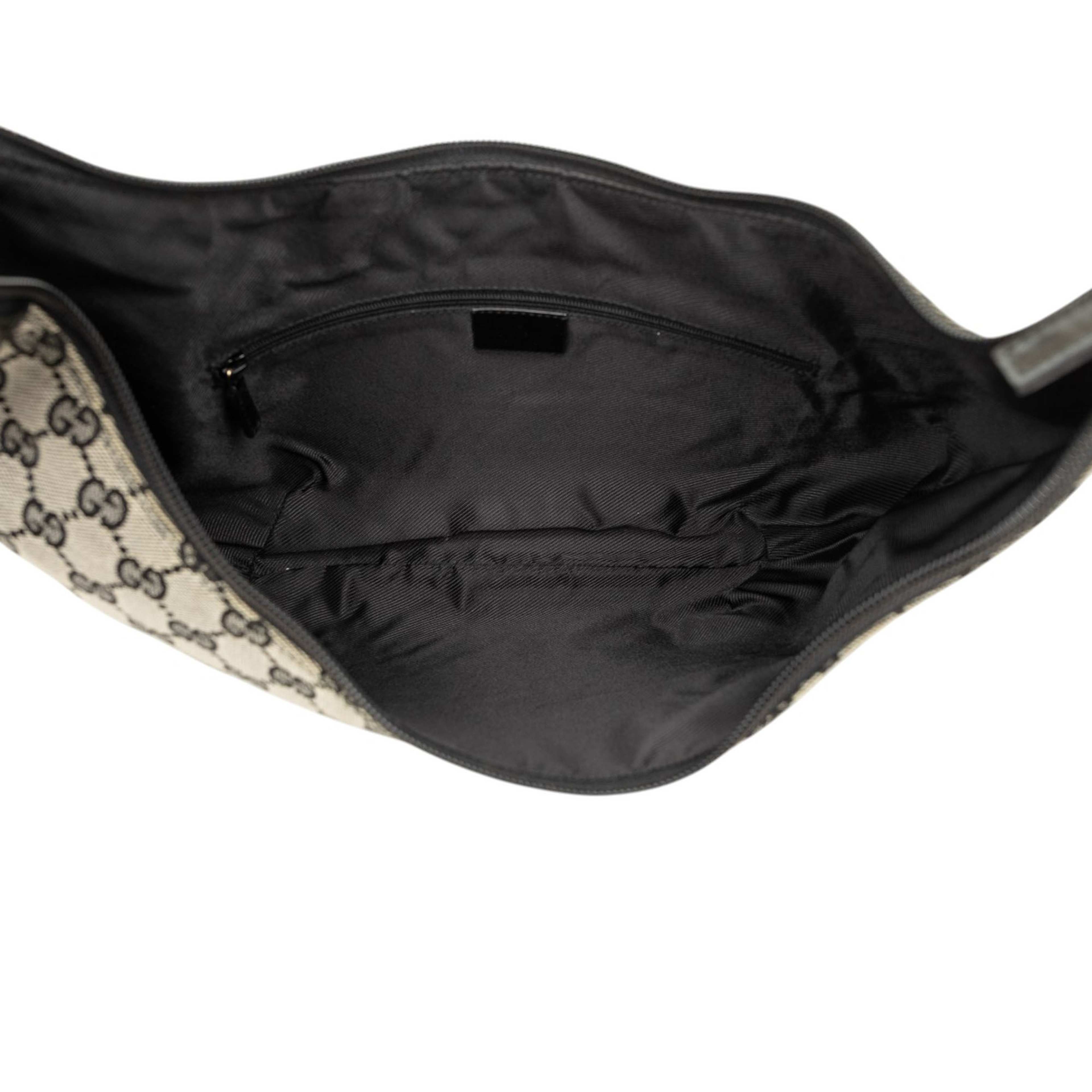 Gucci Gg Canvas Shoulder Bag, från Luxclusif, i färgen svart. Klicka för att öppna bilden i stort format
