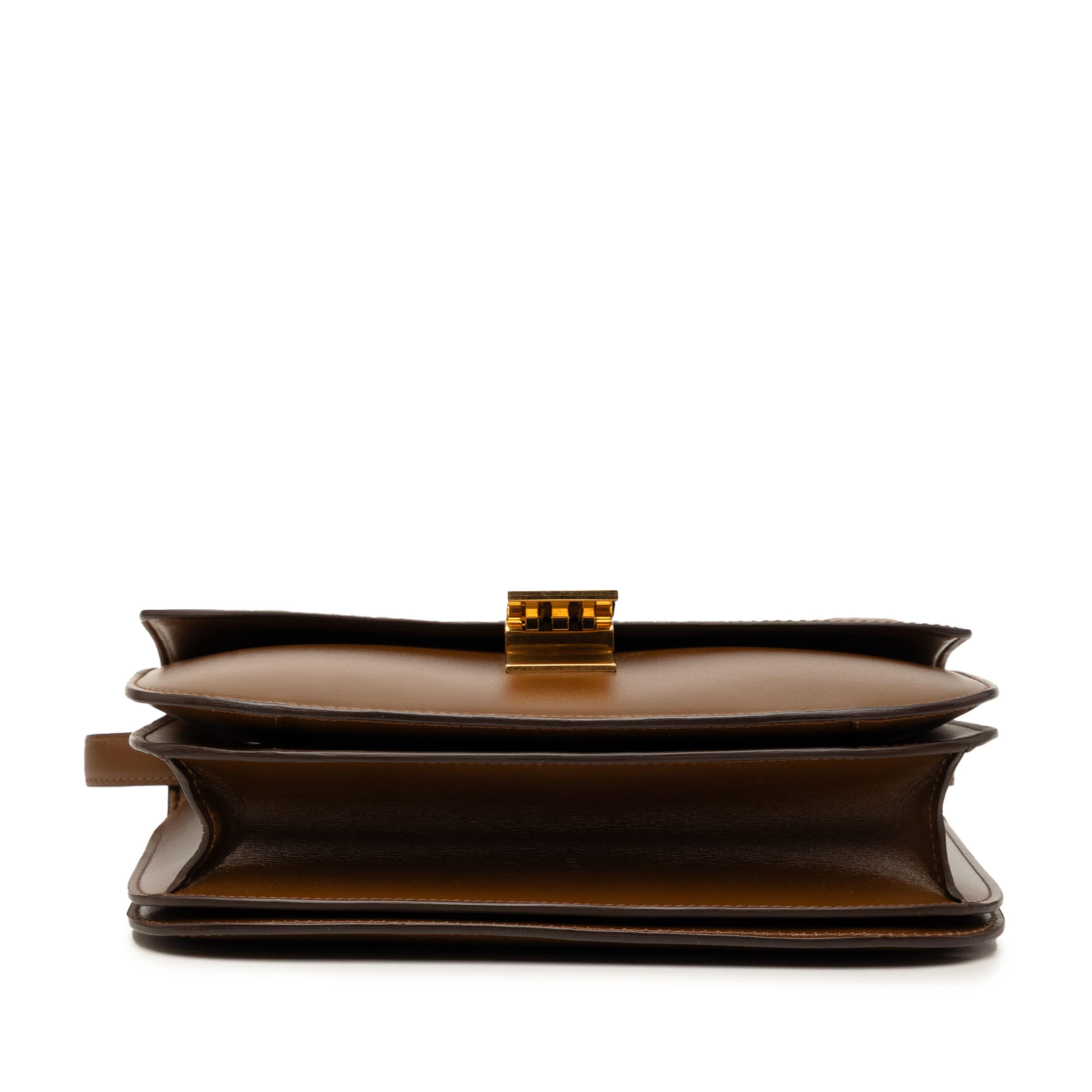 Celine Medium Calfskin Classic Box, från Luxclusif, i färgen brown. Klicka för att öppna bilden i stort format