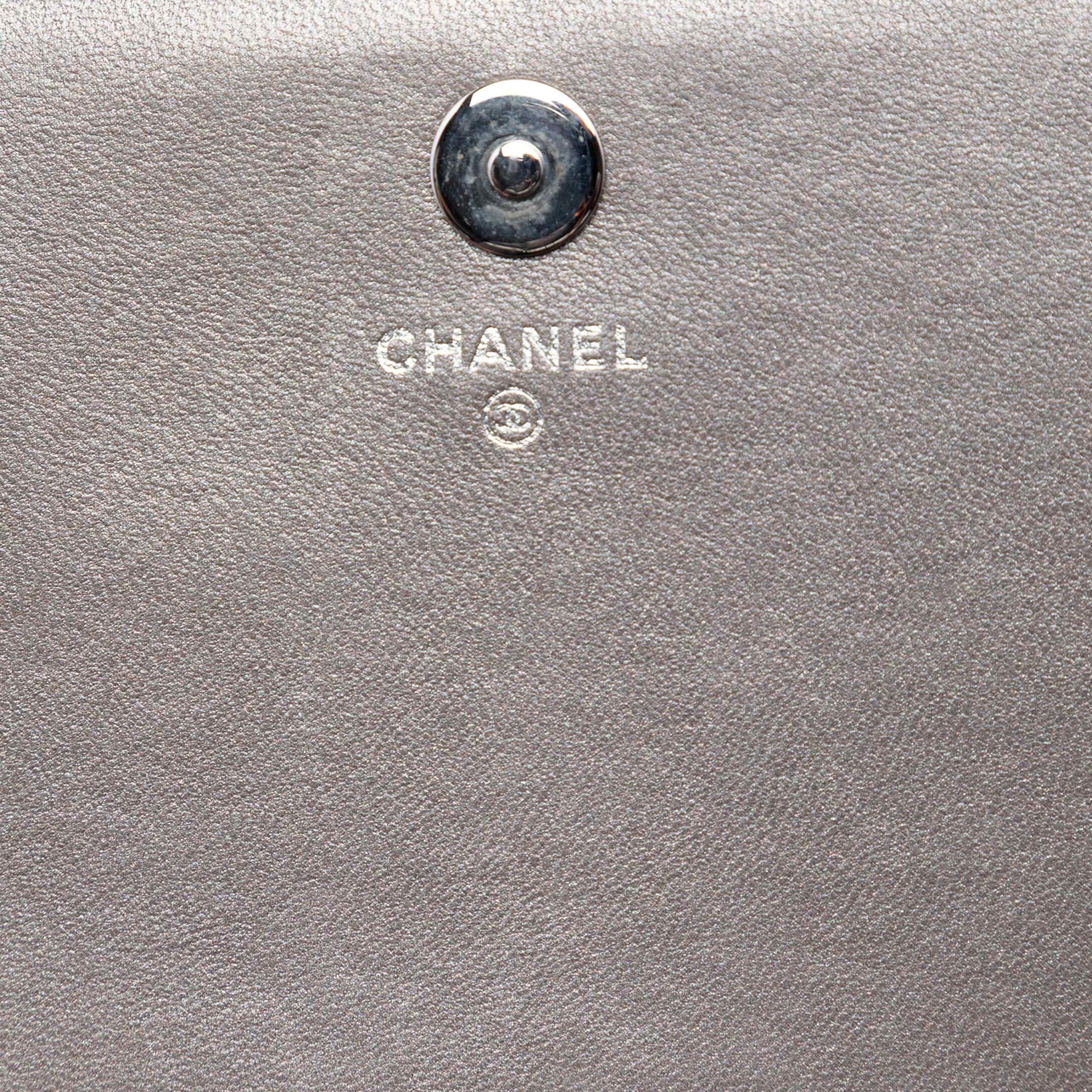 Chanel Quilted Metallic Lambskin Boy Clutch On Chain, från Luxclusif, i färgen taupe. Klicka för att öppna bilden i stort format