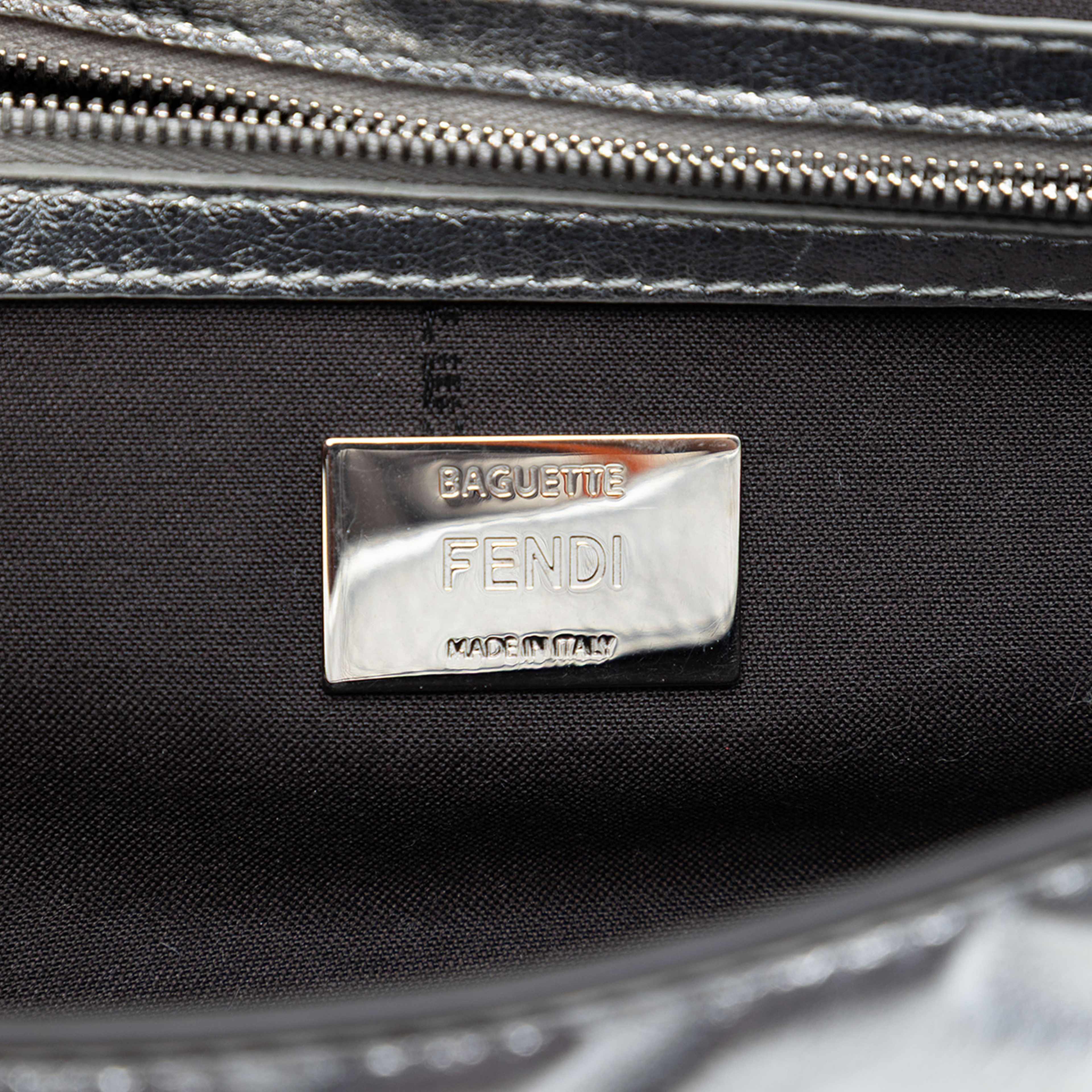 Fendi Medium Metallic Leather Embossed Ff Baguette Satchel, från Luxclusif, i färgen silver. Klicka för att öppna bilden i stort format