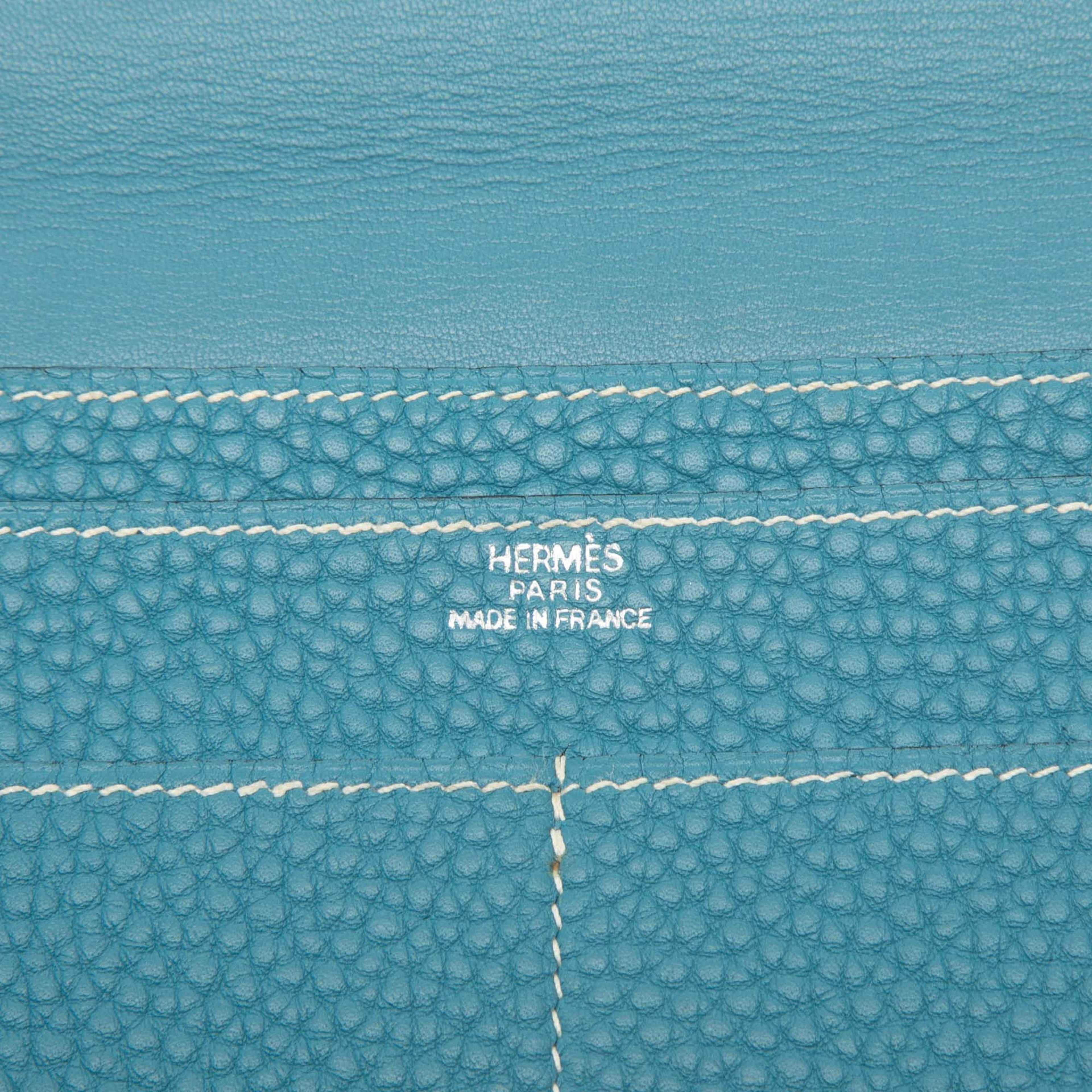 Hermès Togo Dogon Duo Wallet Gm, från Luxclusif, i färgen denim. Klicka för att öppna bilden i stort format