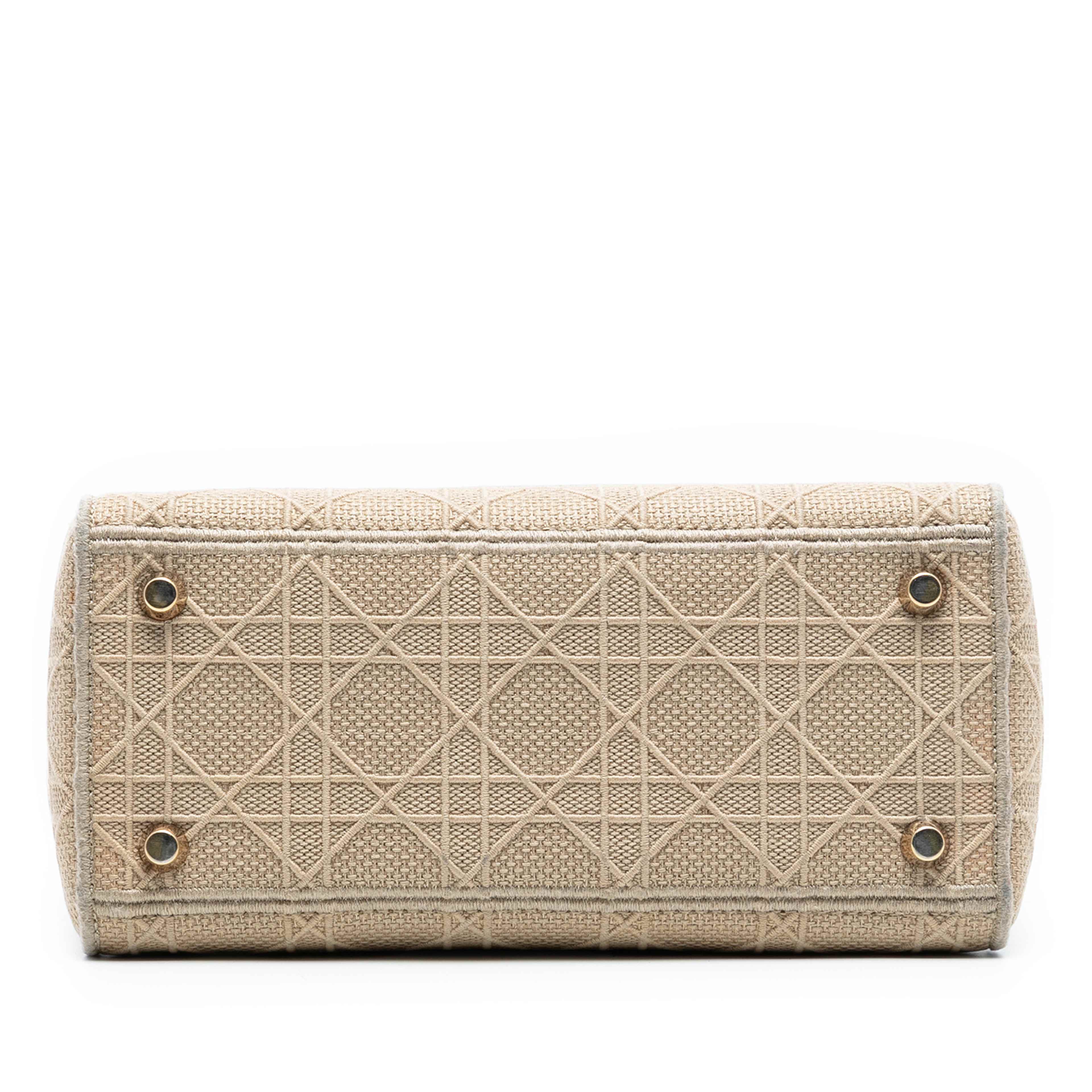 Dior Medium Canvas Cannage Lady D Lite, från Luxclusif, i färgen beige. Klicka för att öppna bilden i stort format