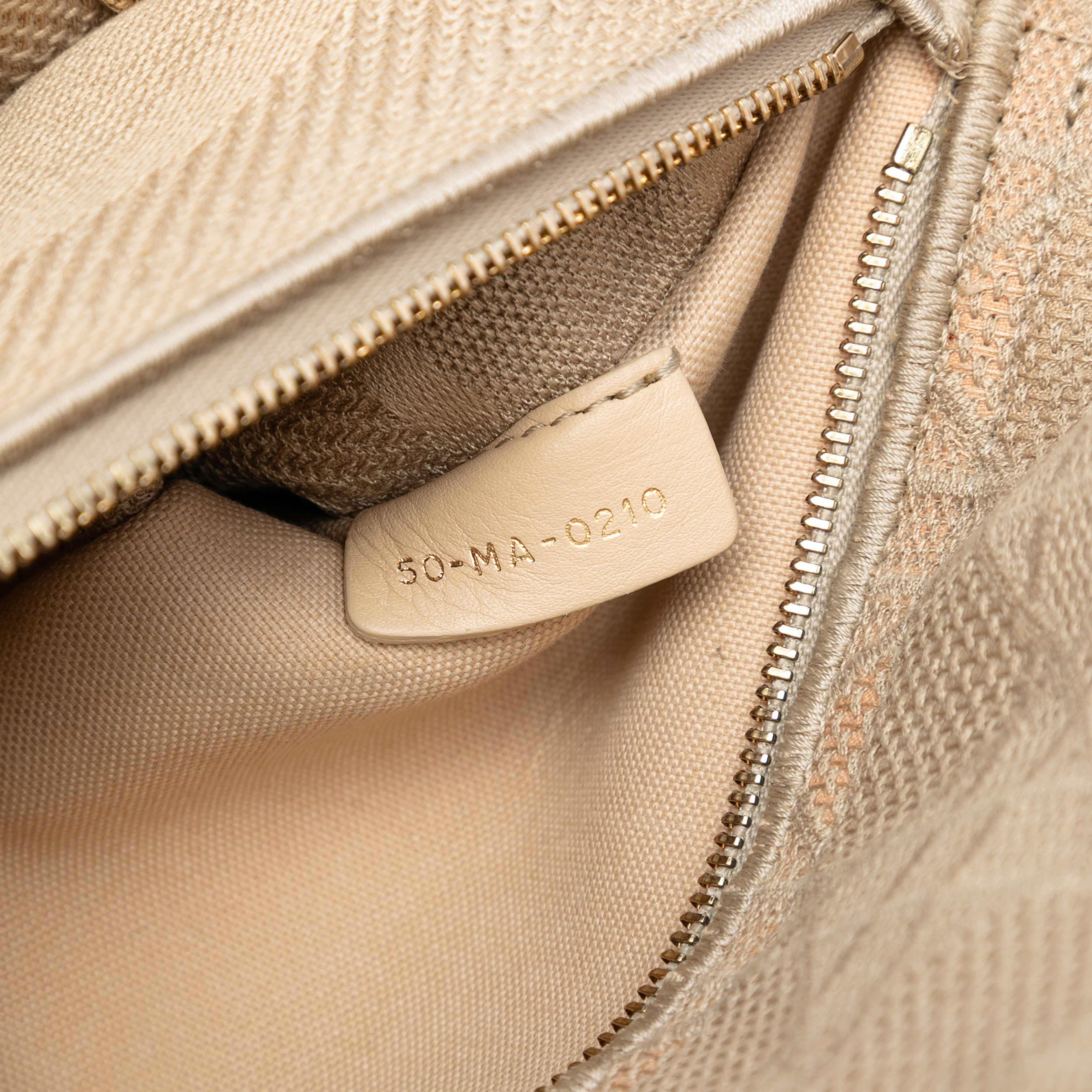 Dior Medium Canvas Cannage Lady D Lite, från Luxclusif, i färgen beige. Klicka för att öppna bilden i stort format