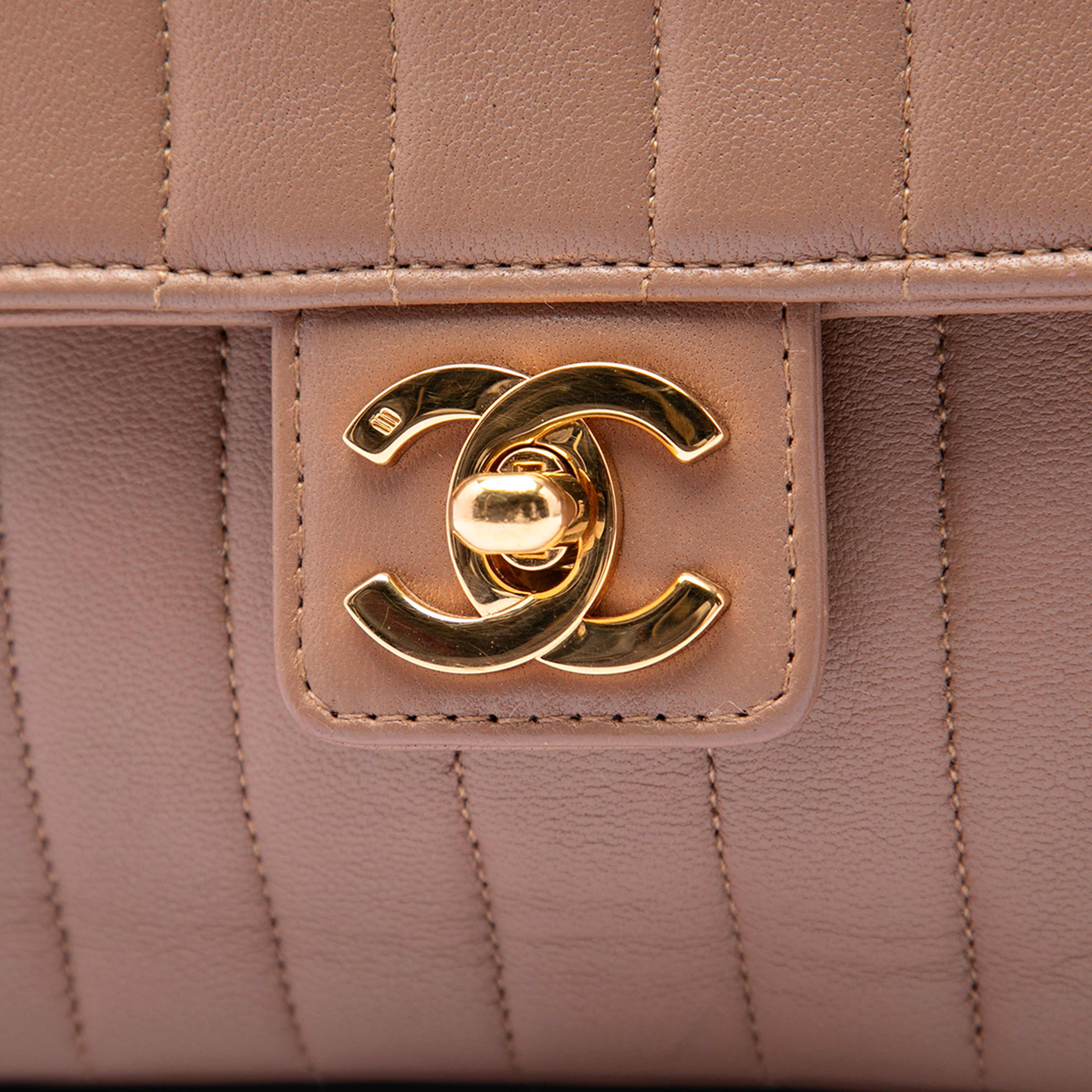 Chanel Medium Vertical Quilted Lambskin Single Flap, från Luxclusif, i färgen brun. Klicka för att öppna bilden i stort format