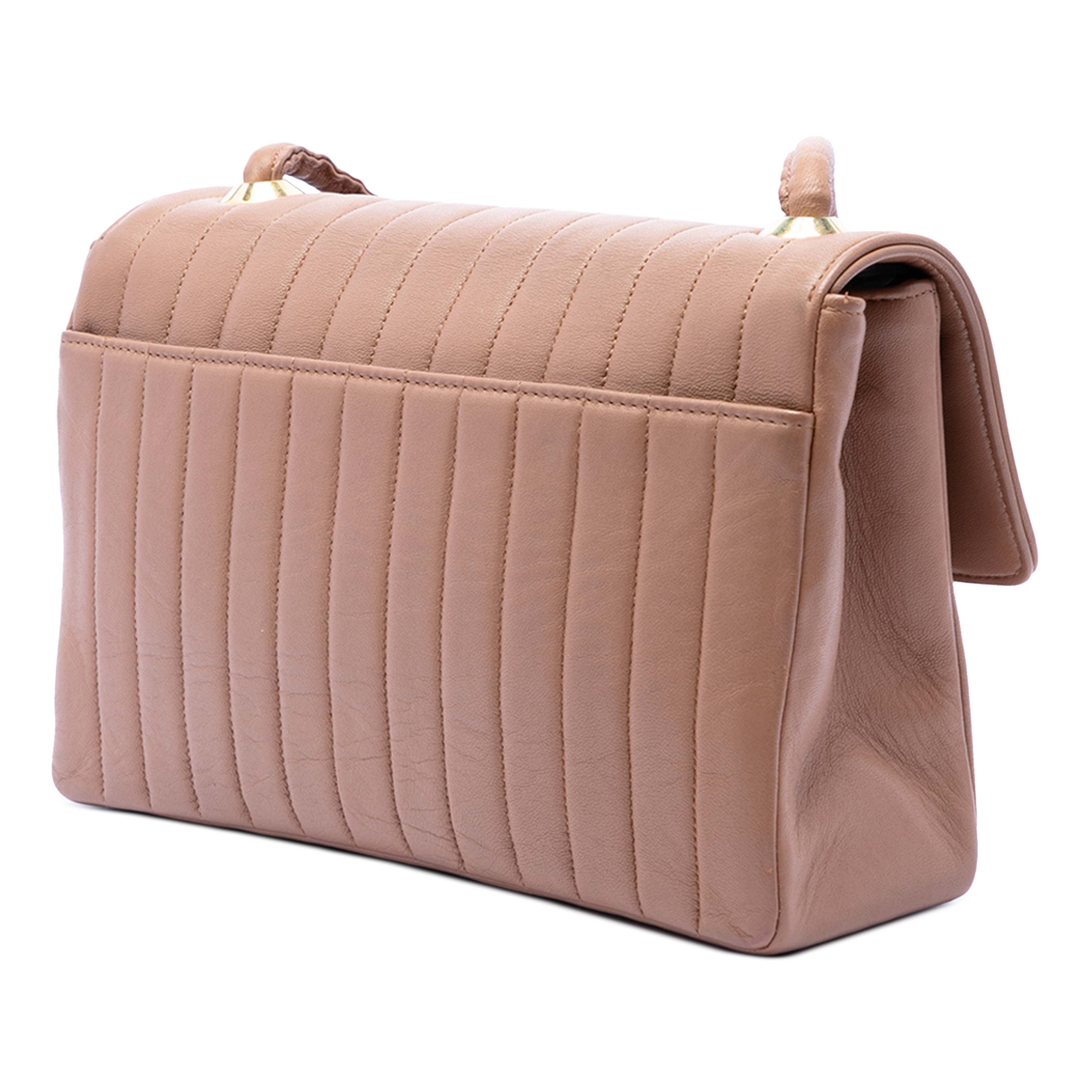 Chanel Medium Vertical Quilted Lambskin Single Flap, från Luxclusif, i färgen brun. Klicka för att öppna bilden i stort format
