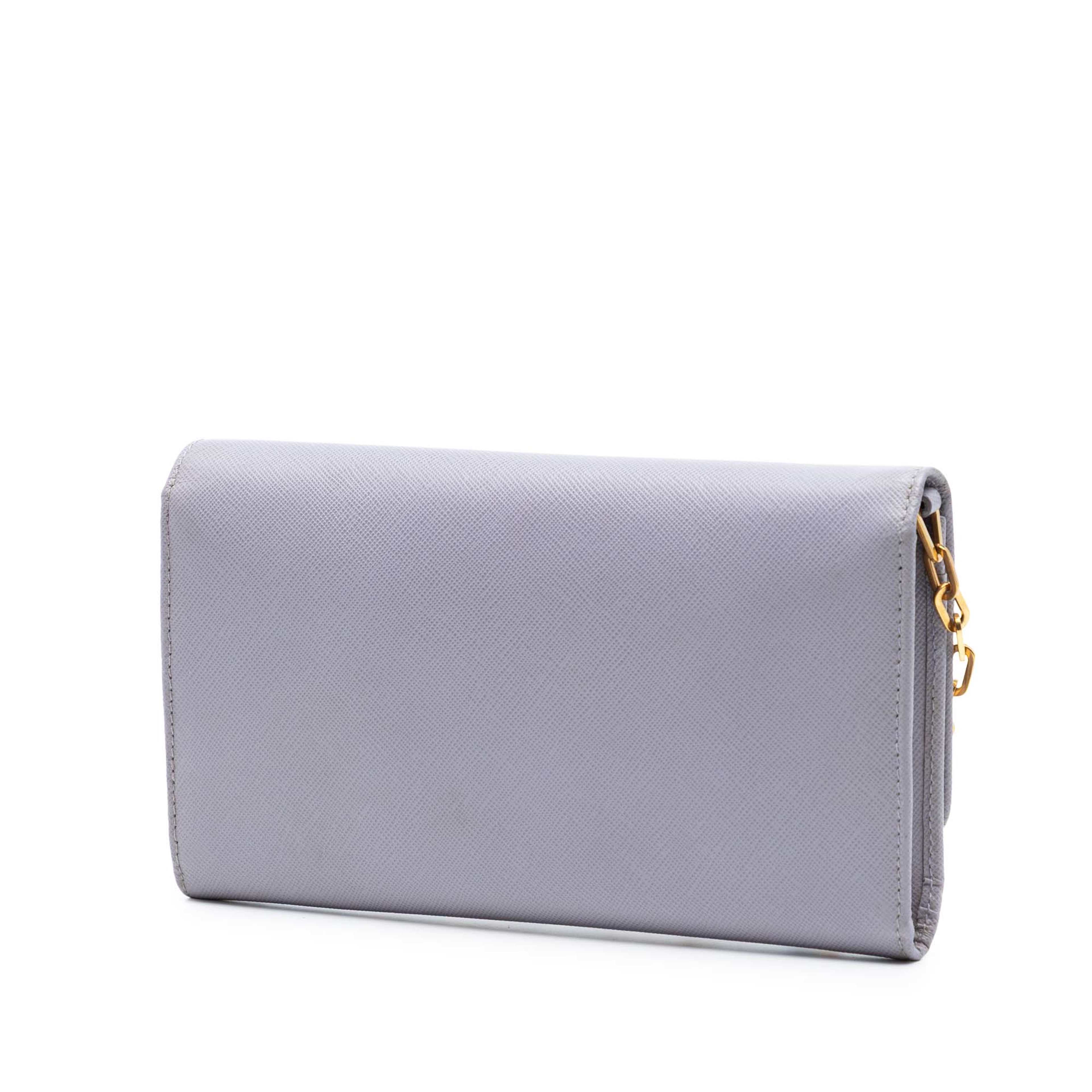 Prada Saffiano Lux Wallet On Chain, från Luxclusif, i färgen purpur. Klicka för att öppna bilden i stort format
