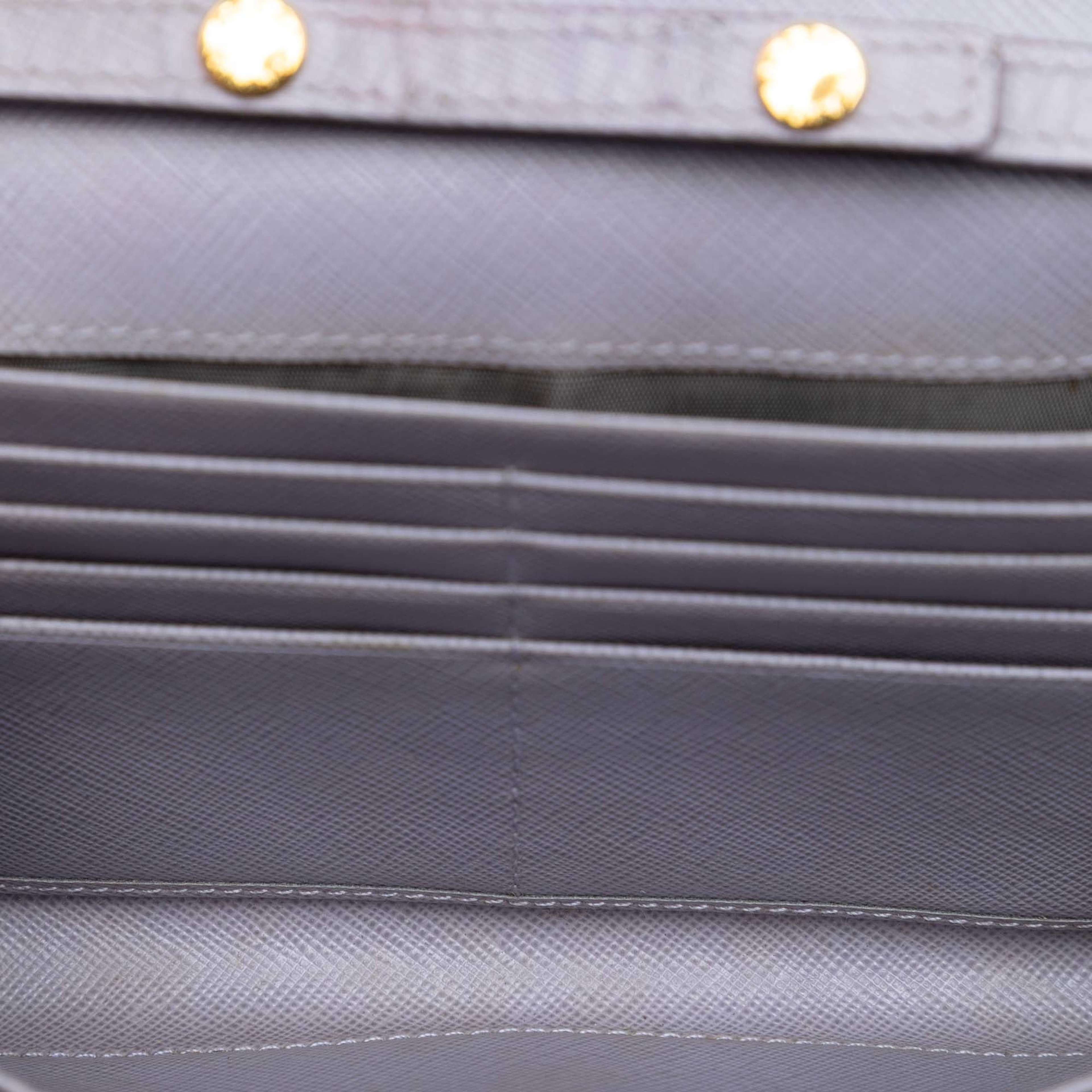 Prada Saffiano Lux Wallet On Chain, från Luxclusif, i färgen purple. Klicka för att öppna bilden i stort format