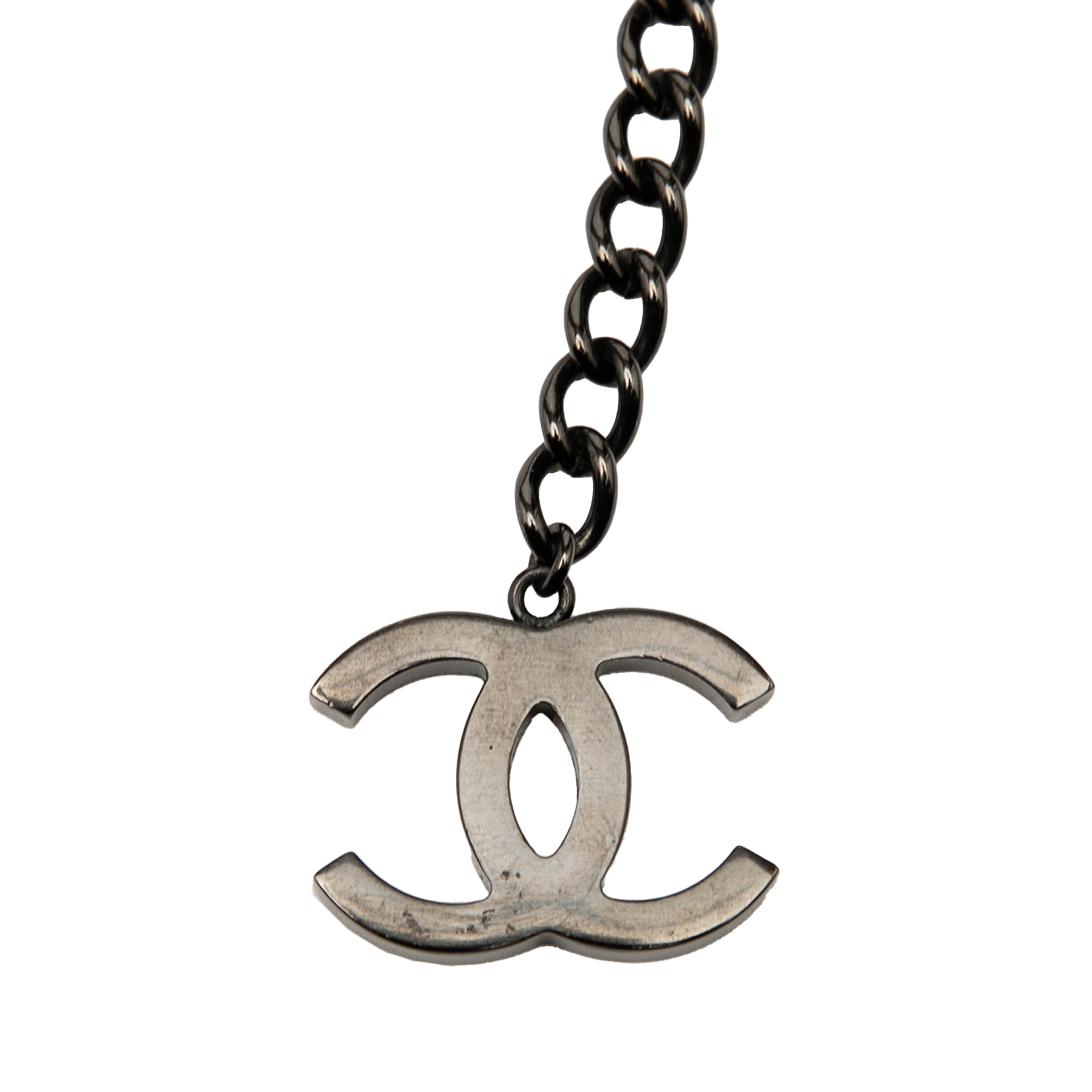 Chanel Cc Faux Pearl And Bead Necklace, från Luxclusif, i färgen black. Klicka för att öppna bilden i stort format