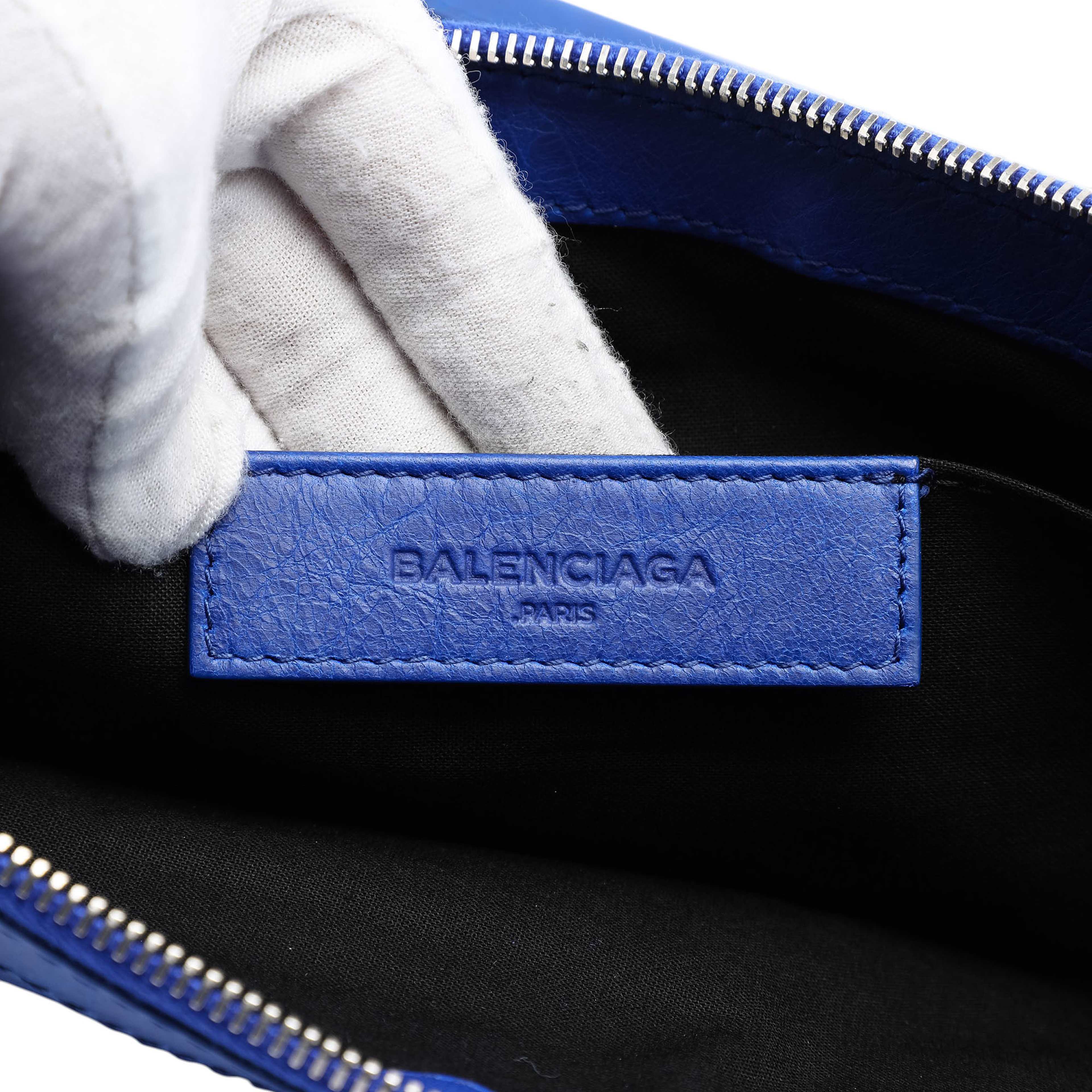 Balenciaga Lambskin Motocross Classic Clip L Clutch, från Luxclusif, i färgen blue. Klicka för att öppna bilden i stort format