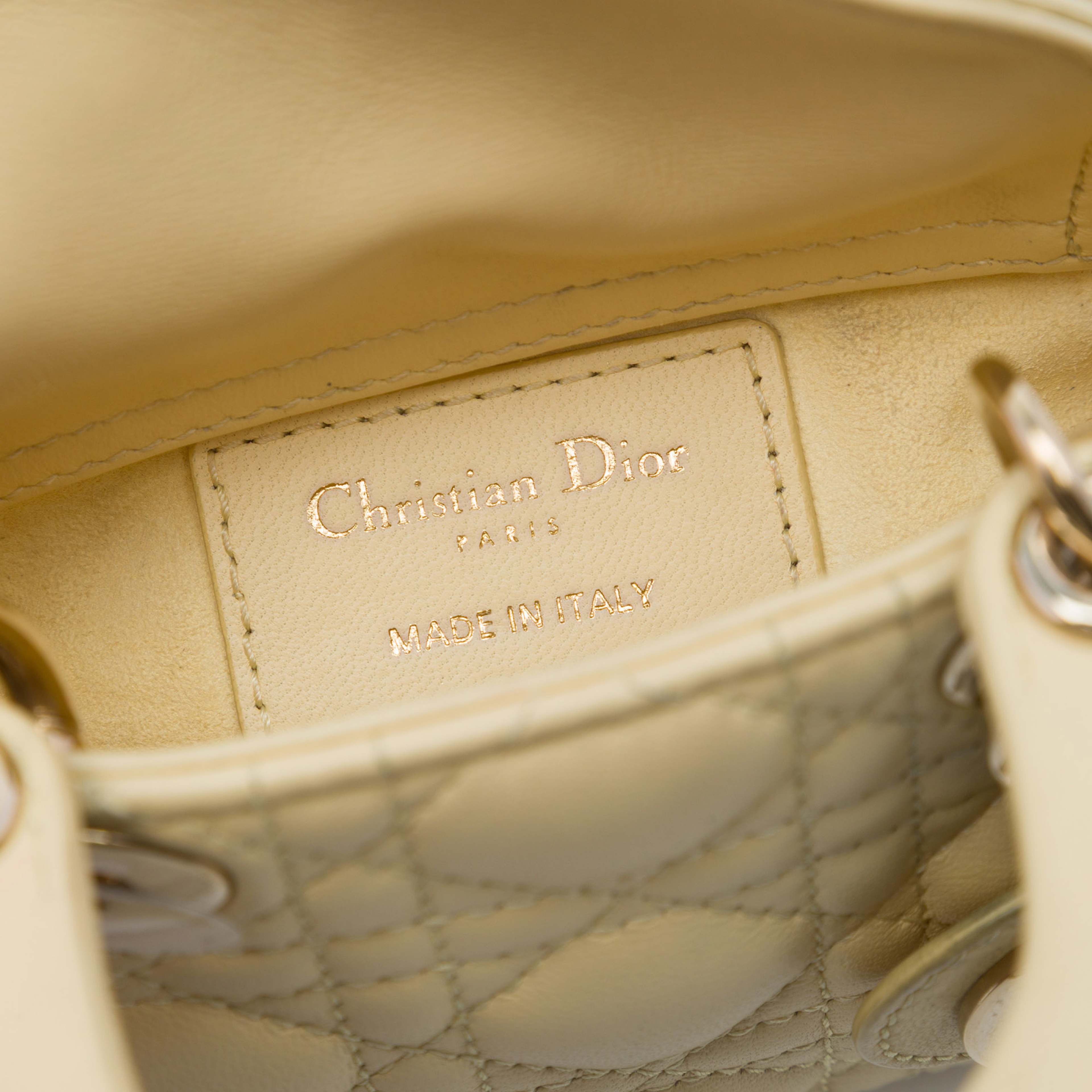 Dior Micro Lambskin Cannage Lady Dior, från Luxclusif, i färgen gul. Klicka för att öppna bilden i stort format
