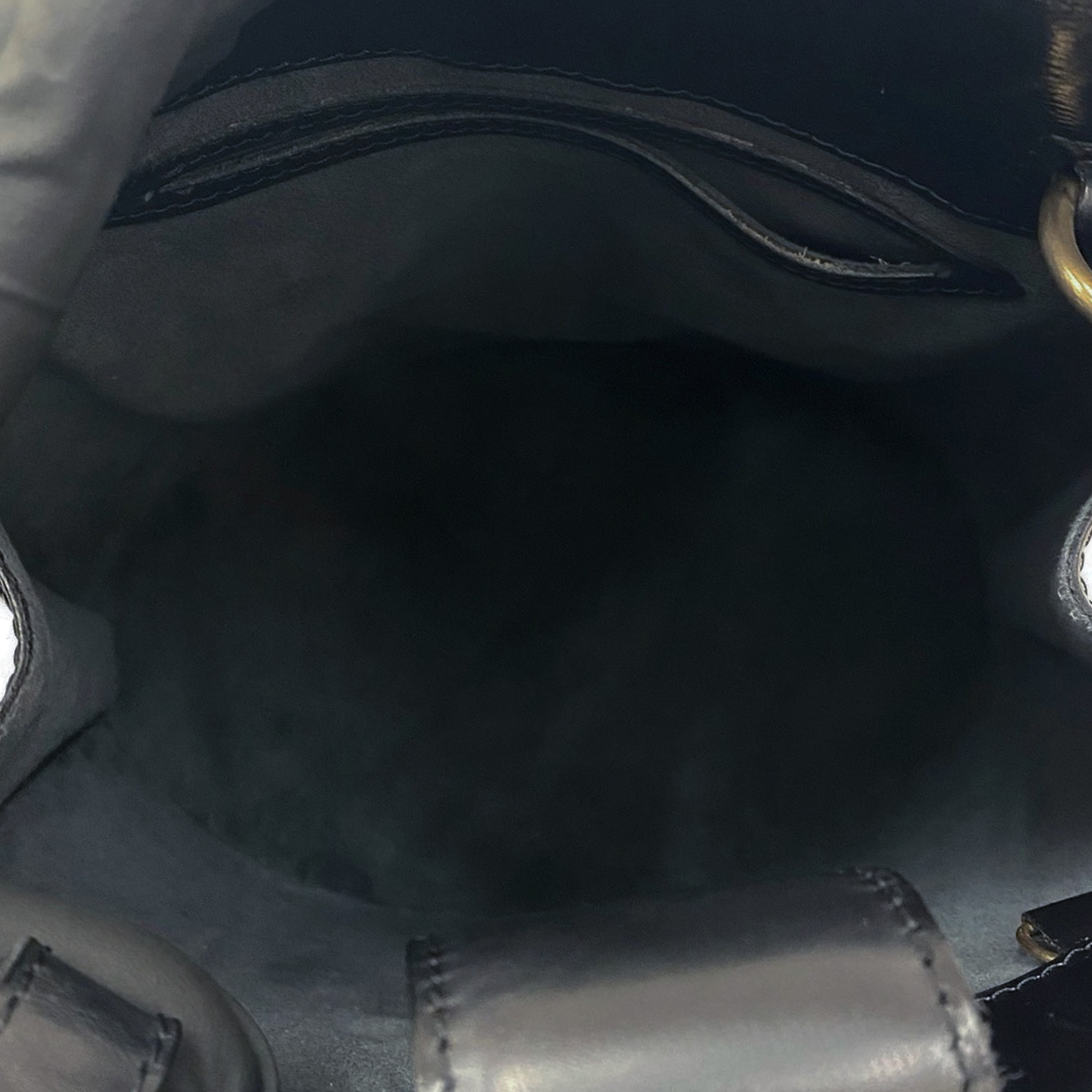 Louis Vuitton Epi Cluny, från Luxclusif, i färgen black. Klicka för att öppna bilden i stort format