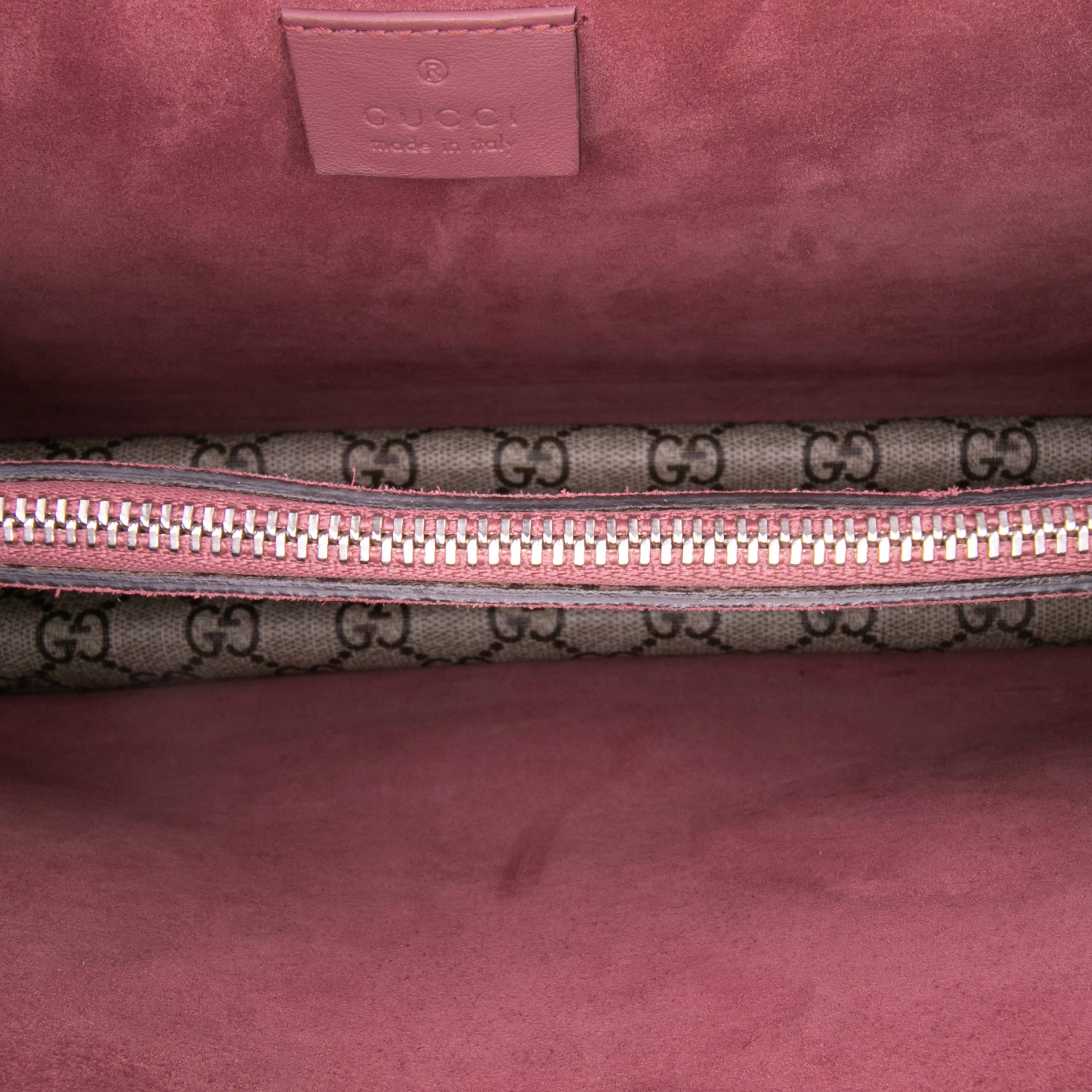 Gucci Medium Gg Supreme Blooms Dionysus Shoulder Bag, från Luxclusif, i färgen beige. Klicka för att öppna bilden i stort format