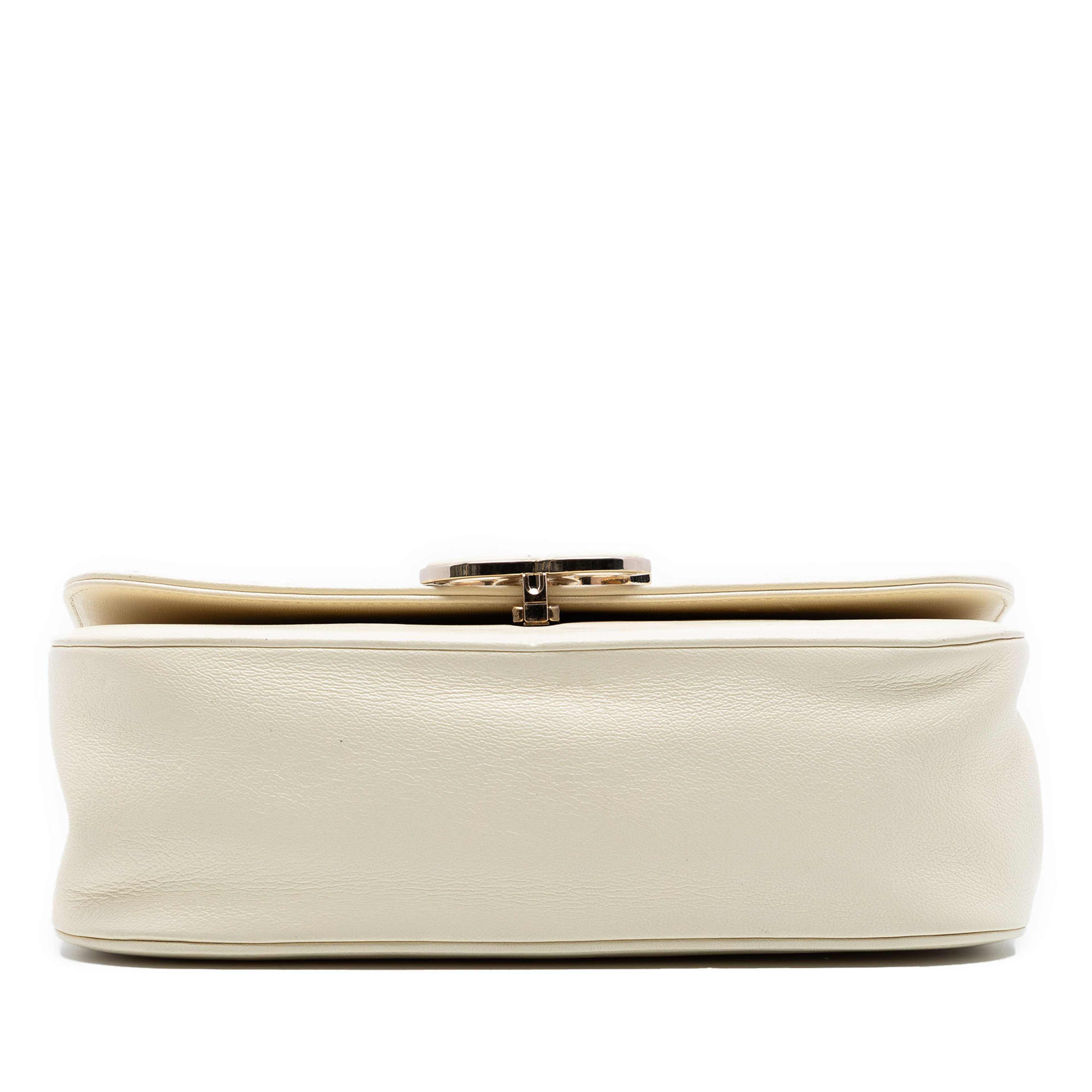 Chanel Large Chevron Sheepskin Subtle Flap, från Luxclusif, i färgen vit. Klicka för att öppna bilden i stort format