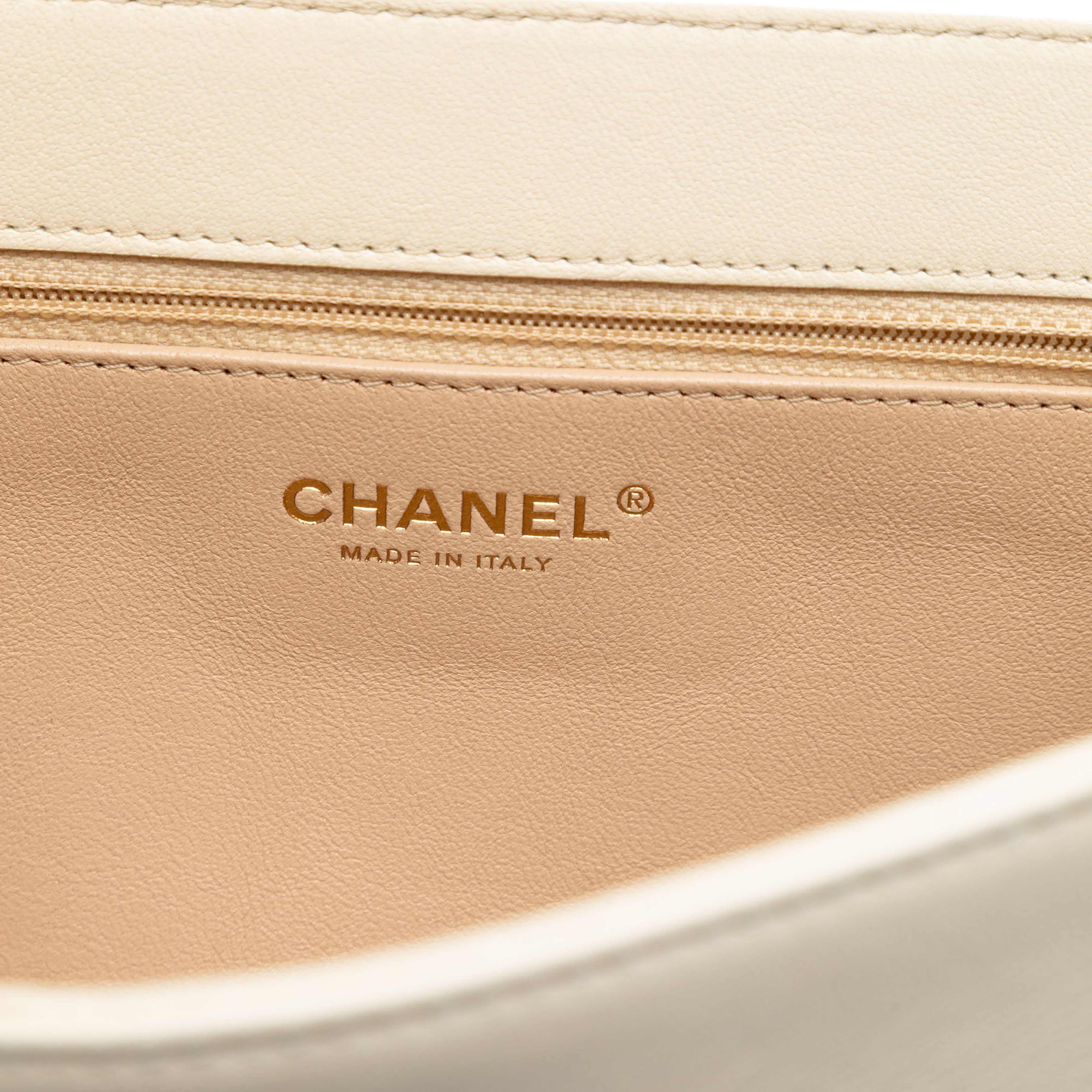 Chanel Large Chevron Sheepskin Subtle Flap, från Luxclusif, i färgen ivory. Klicka för att öppna bilden i stort format