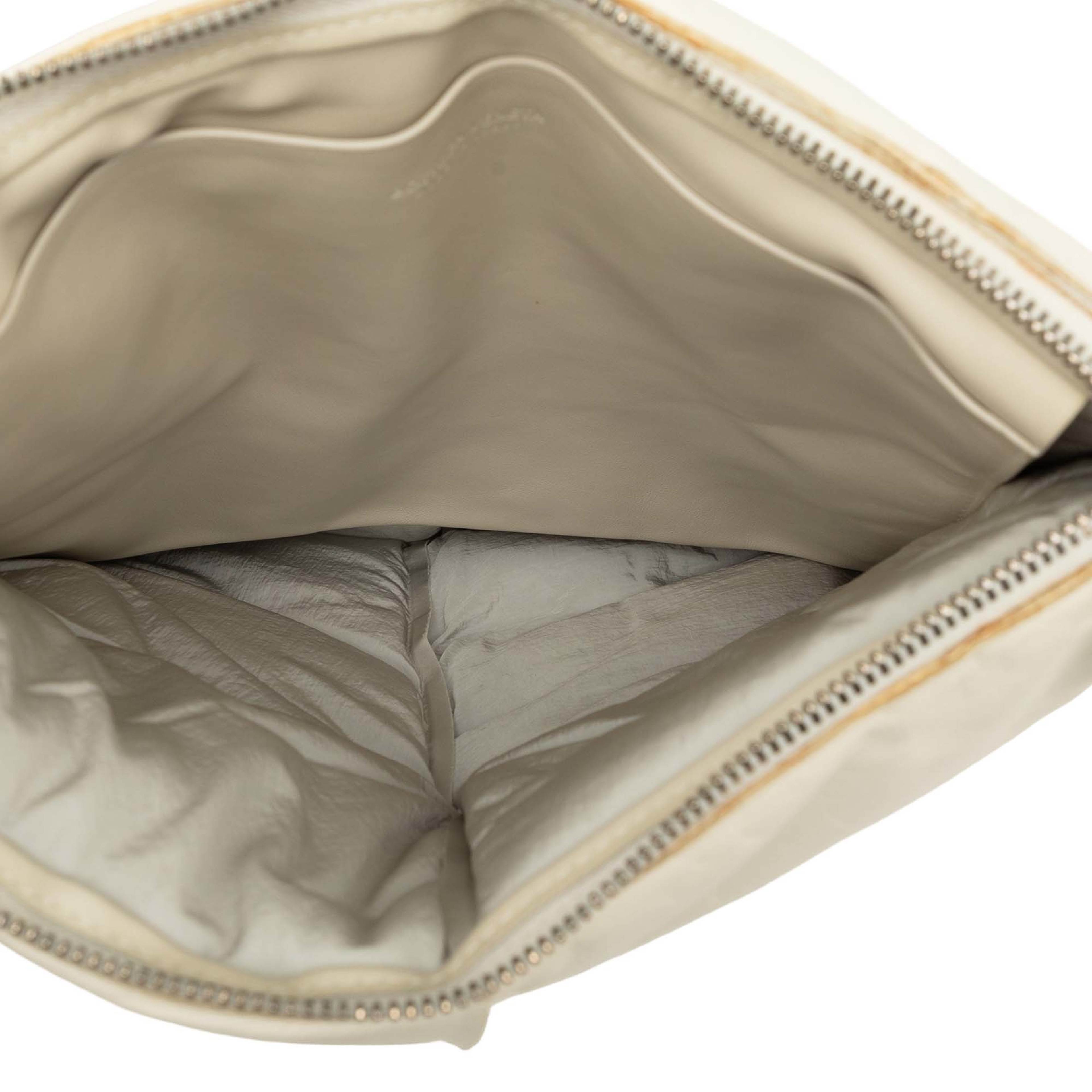 Bottega Veneta Nappa Maxi Intrecciato Padded Square Wristlet Pouch, från Luxclusif, i färgen vit. Klicka för att öppna bilden i stort format