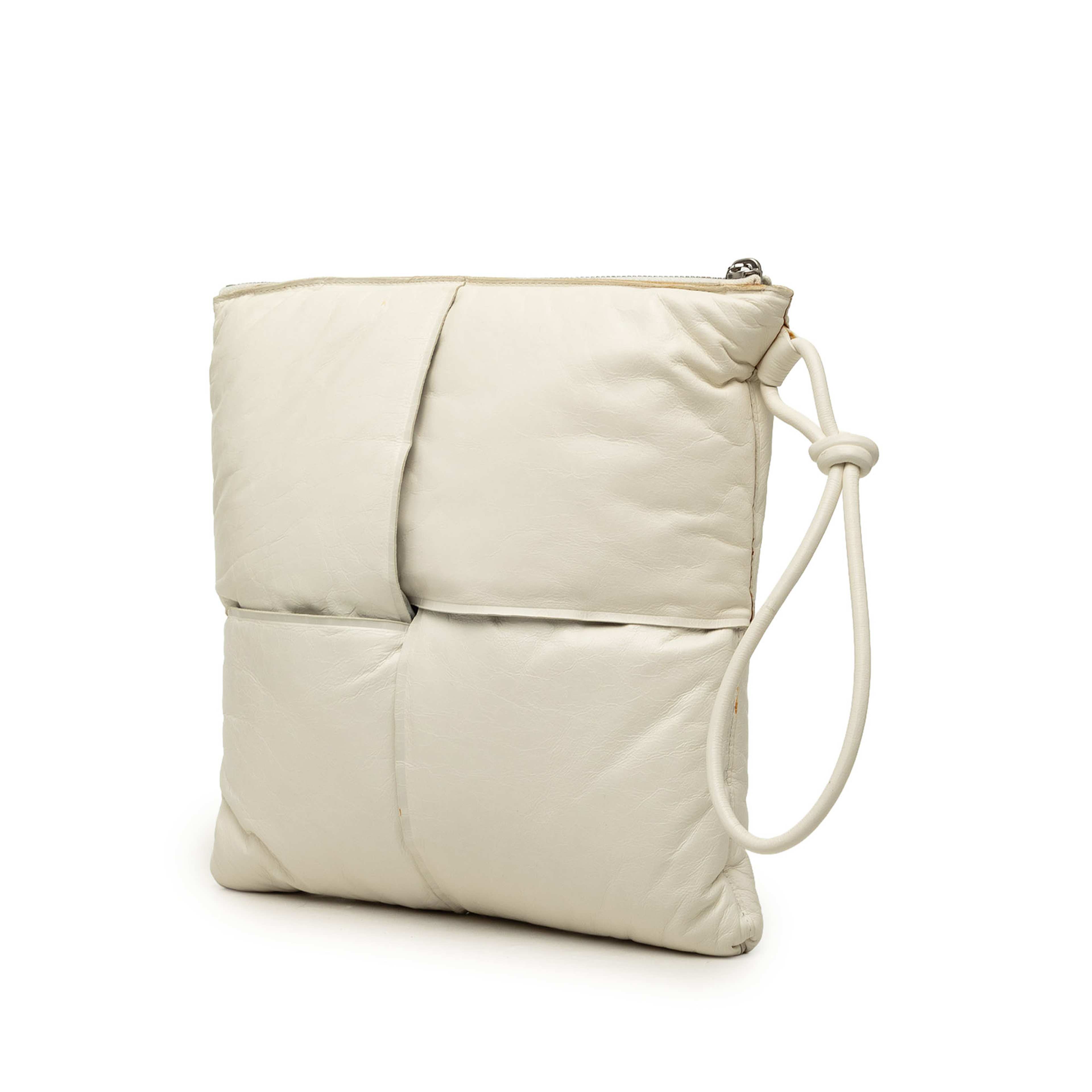 Bottega Veneta Nappa Maxi Intrecciato Padded Square Wristlet Pouch, från Luxclusif, i färgen vit. Klicka för att öppna bilden i stort format