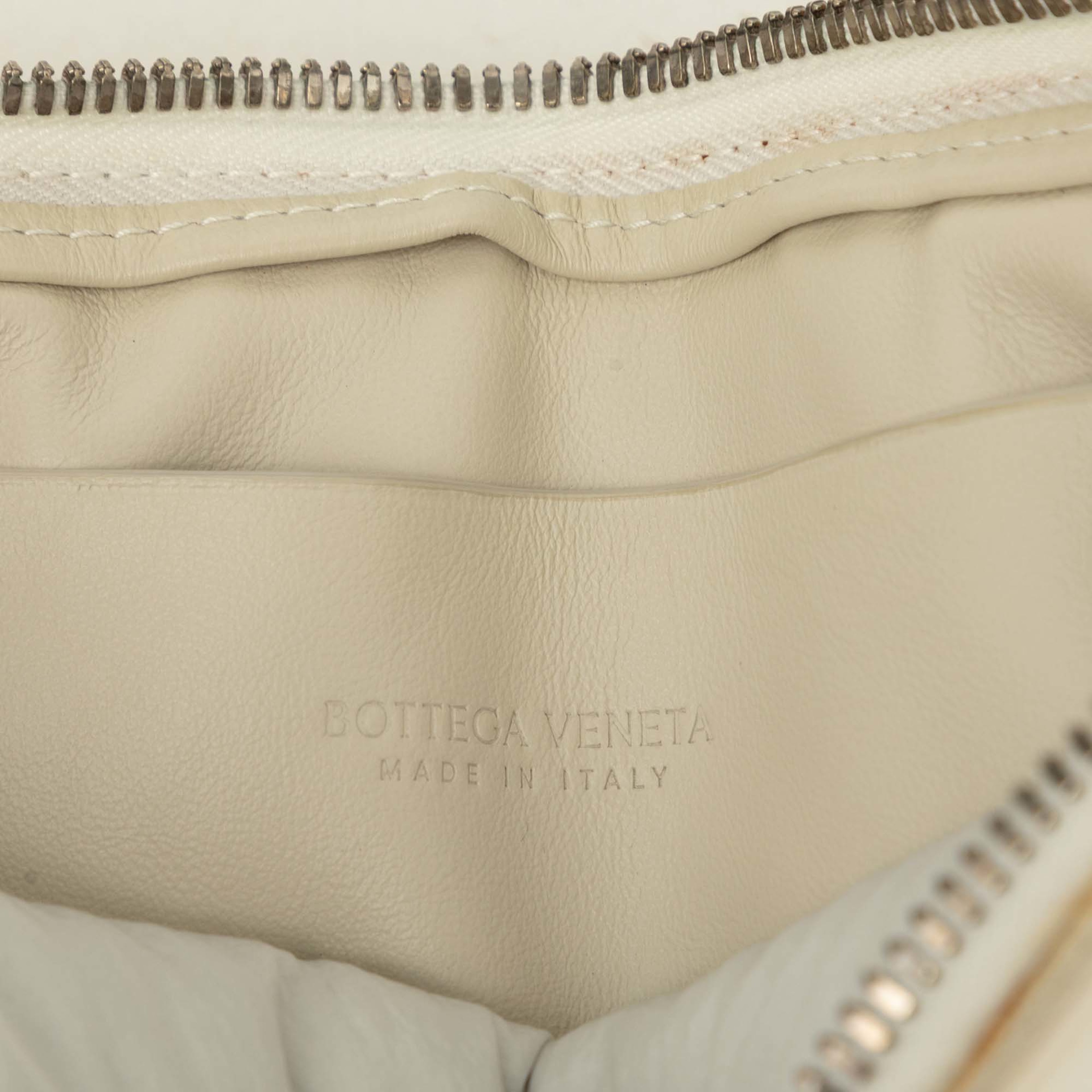 Bottega Veneta Nappa Maxi Intrecciato Padded Square Wristlet Pouch, från Luxclusif, i färgen vit. Klicka för att öppna bilden i stort format