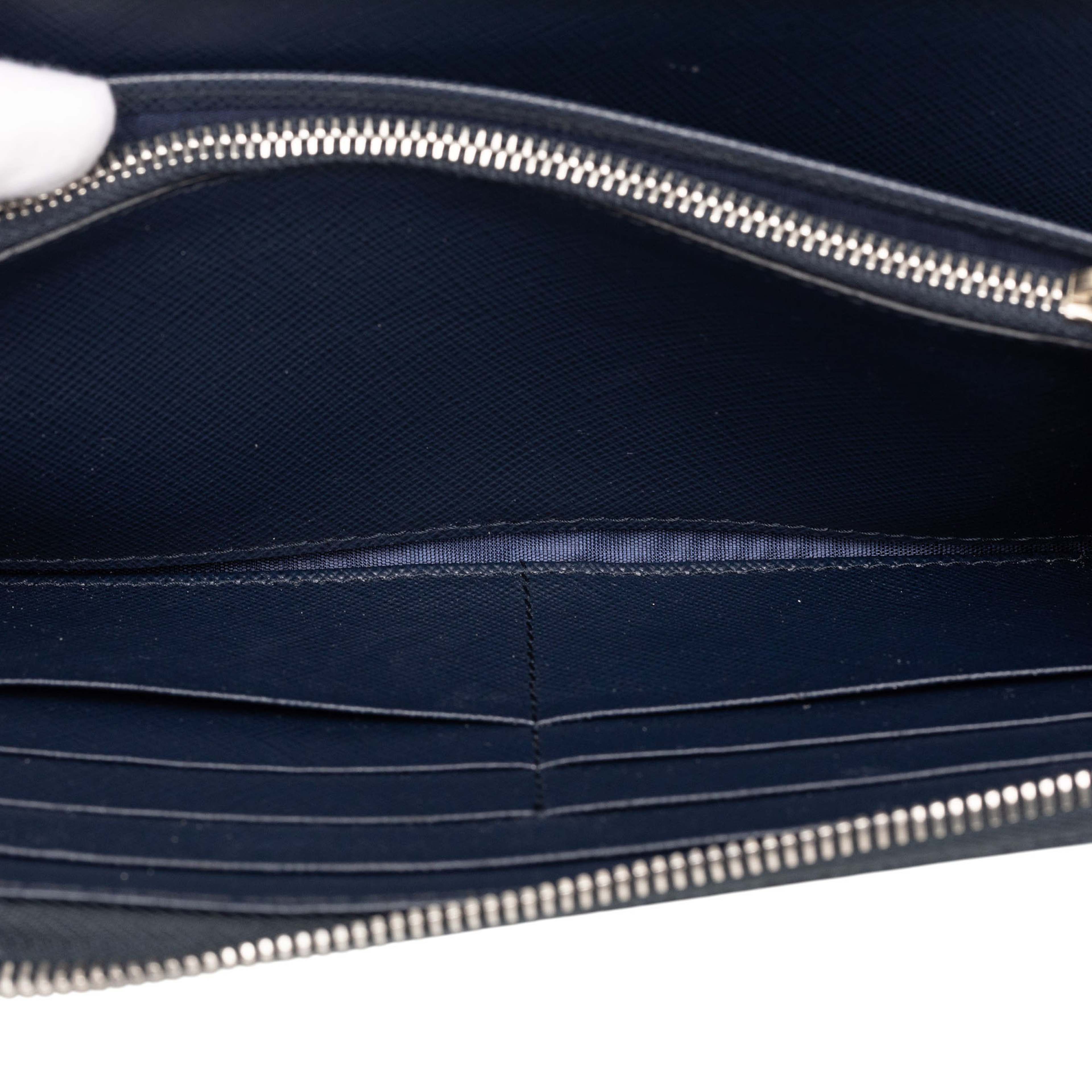 Prada Saffiano Zip Around Long Wallet, från Luxclusif, i färgen navy. Klicka för att öppna bilden i stort format