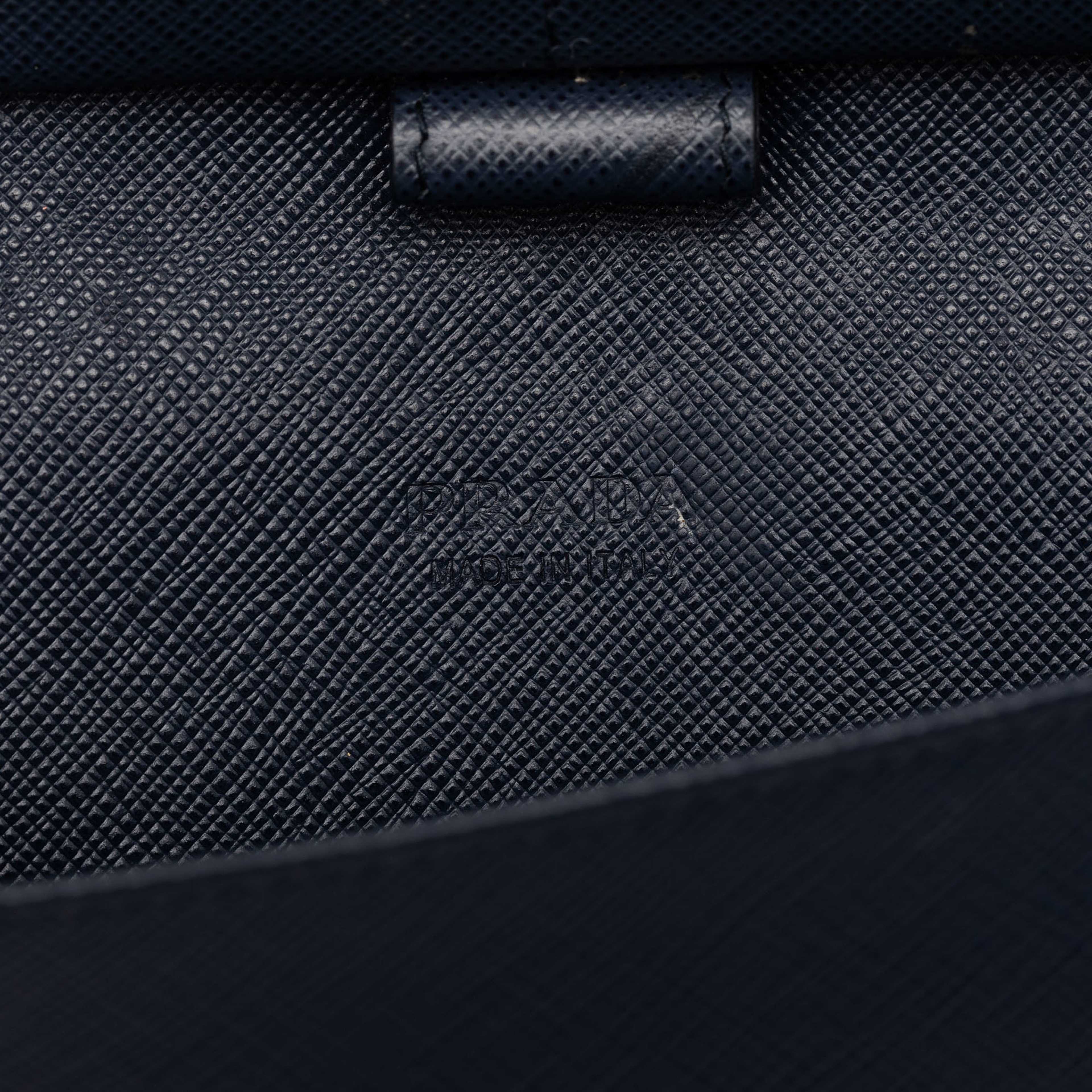 Prada Saffiano Zip Around Long Wallet, från Luxclusif, i färgen navy. Klicka för att öppna bilden i stort format