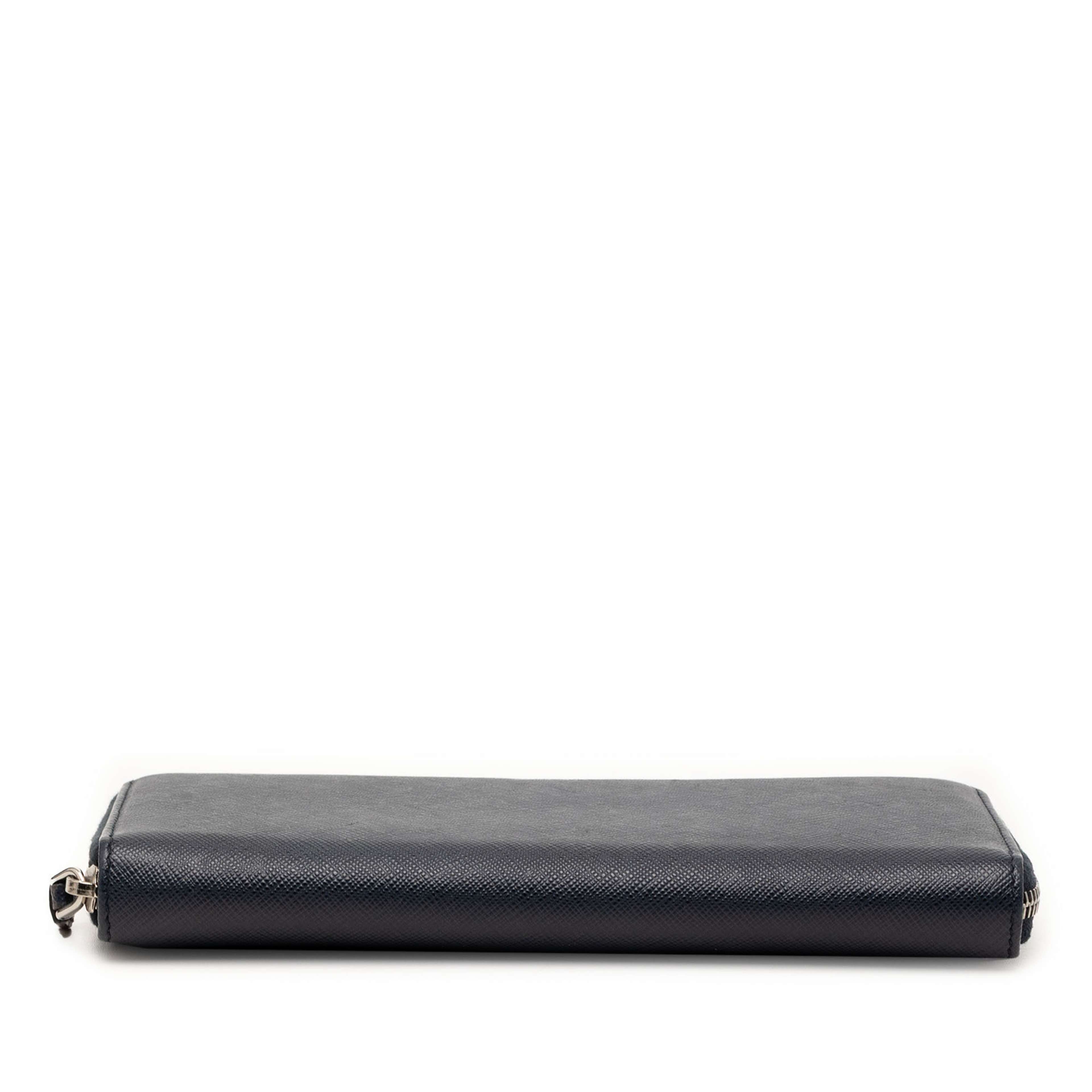 Prada Saffiano Zip Around Long Wallet, från Luxclusif, i färgen navy. Klicka för att öppna bilden i stort format