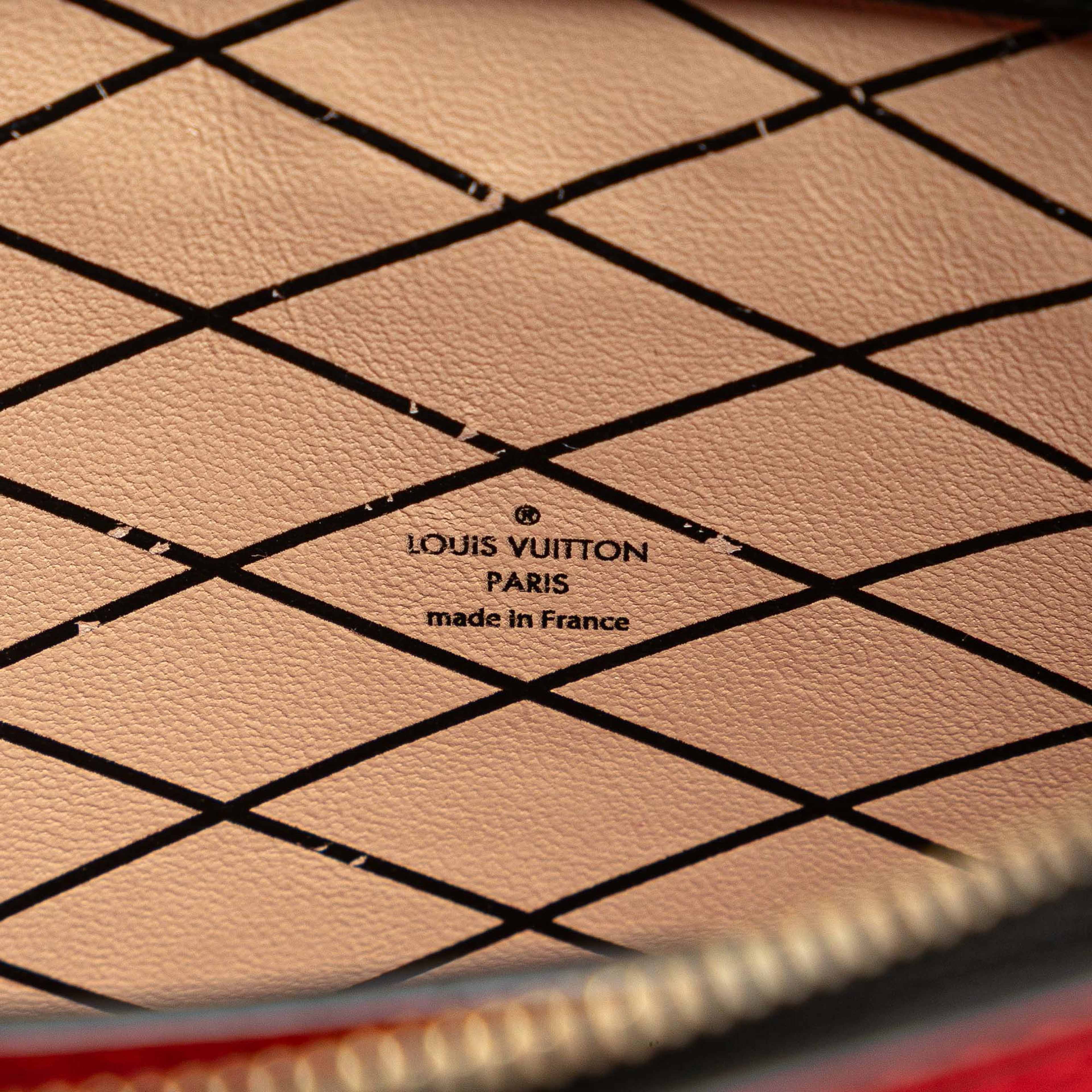 Louis Vuitton Epi Trunk Clutch, från Luxclusif, i färgen red. Klicka för att öppna bilden i stort format