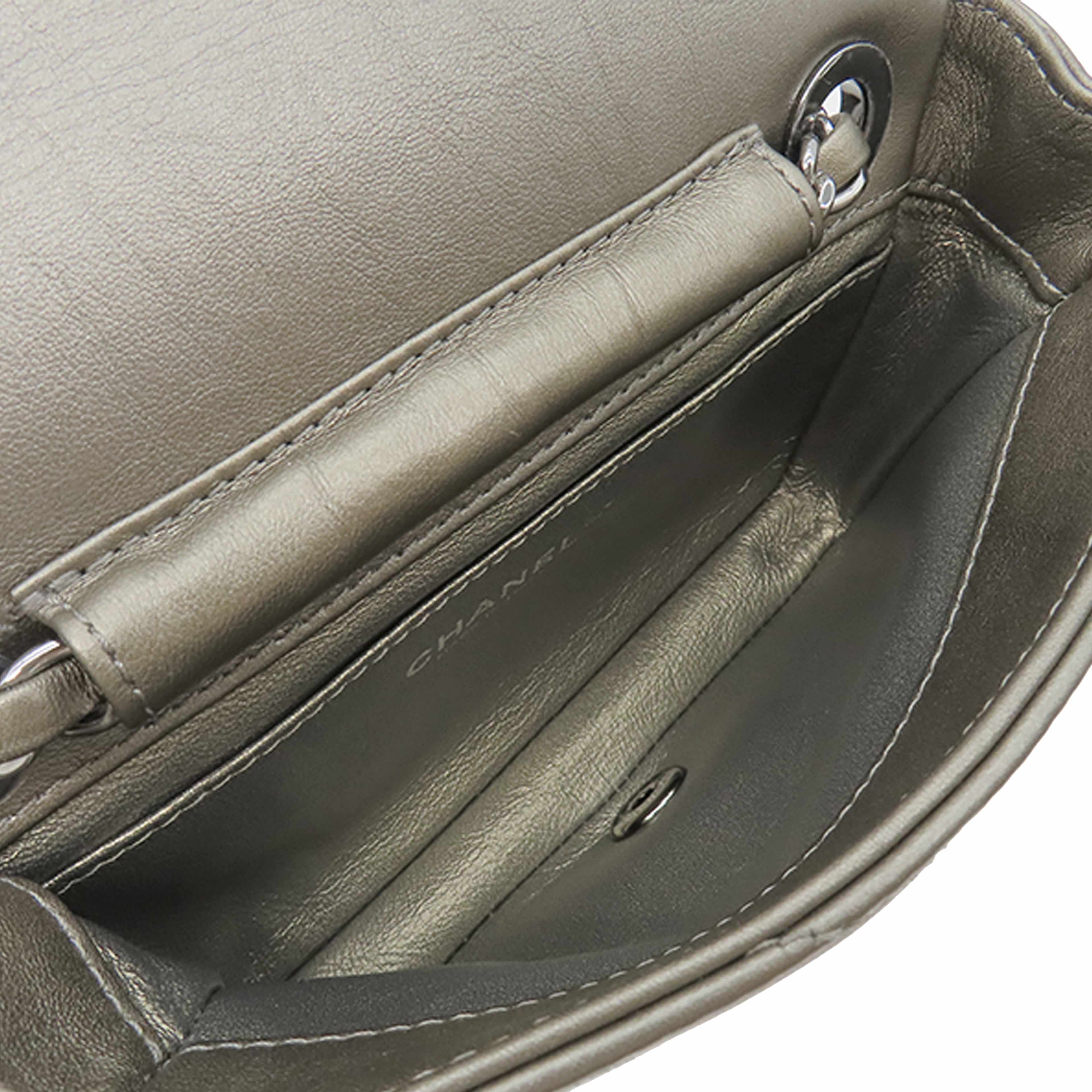 Chanel Small Chevron Calfskin Embellished Data Center Envelope Flap, från Luxclusif, i färgen silver. Klicka för att öppna bilden i stort format