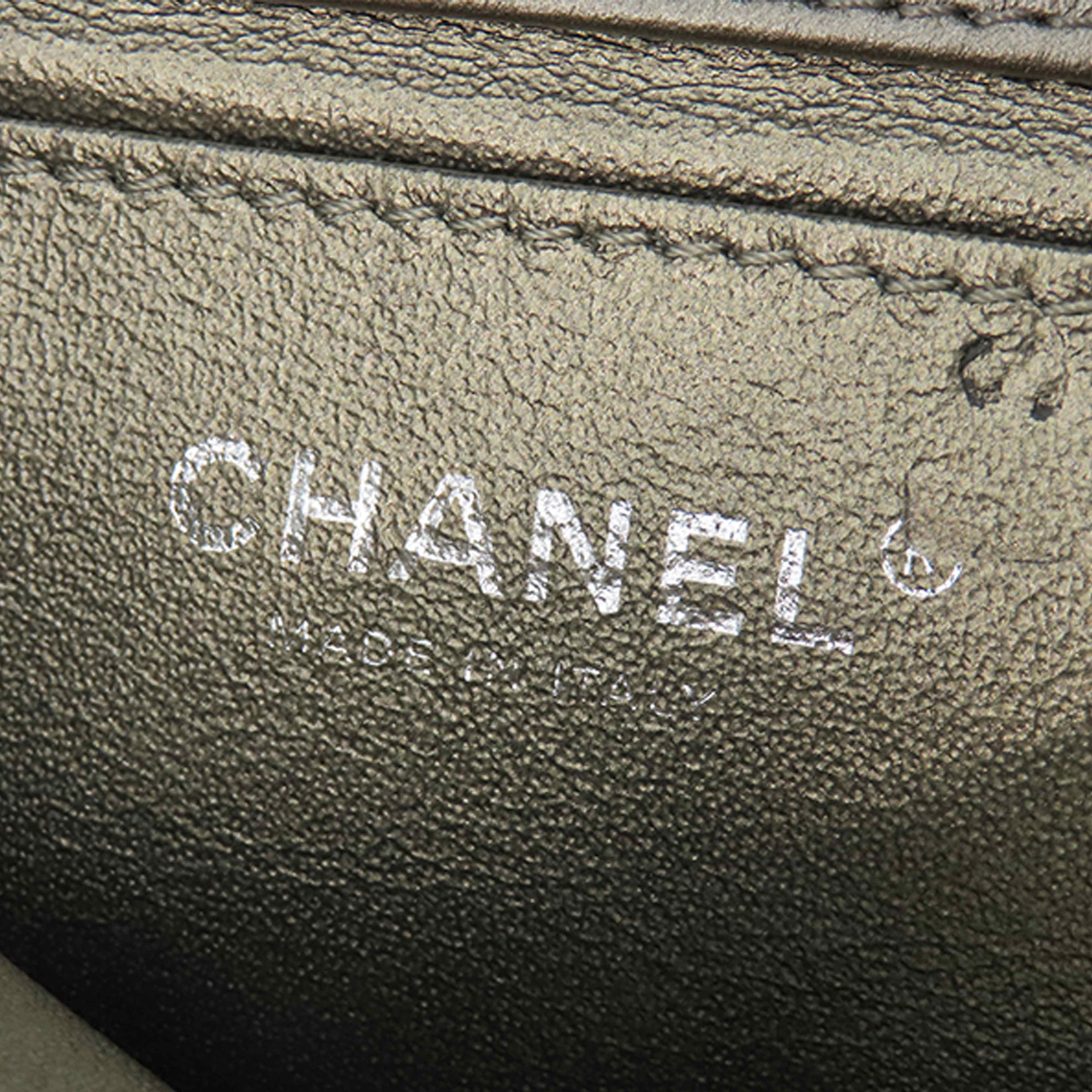 Chanel Small Chevron Calfskin Embellished Data Center Envelope Flap, från Luxclusif, i färgen silver. Klicka för att öppna bilden i stort format