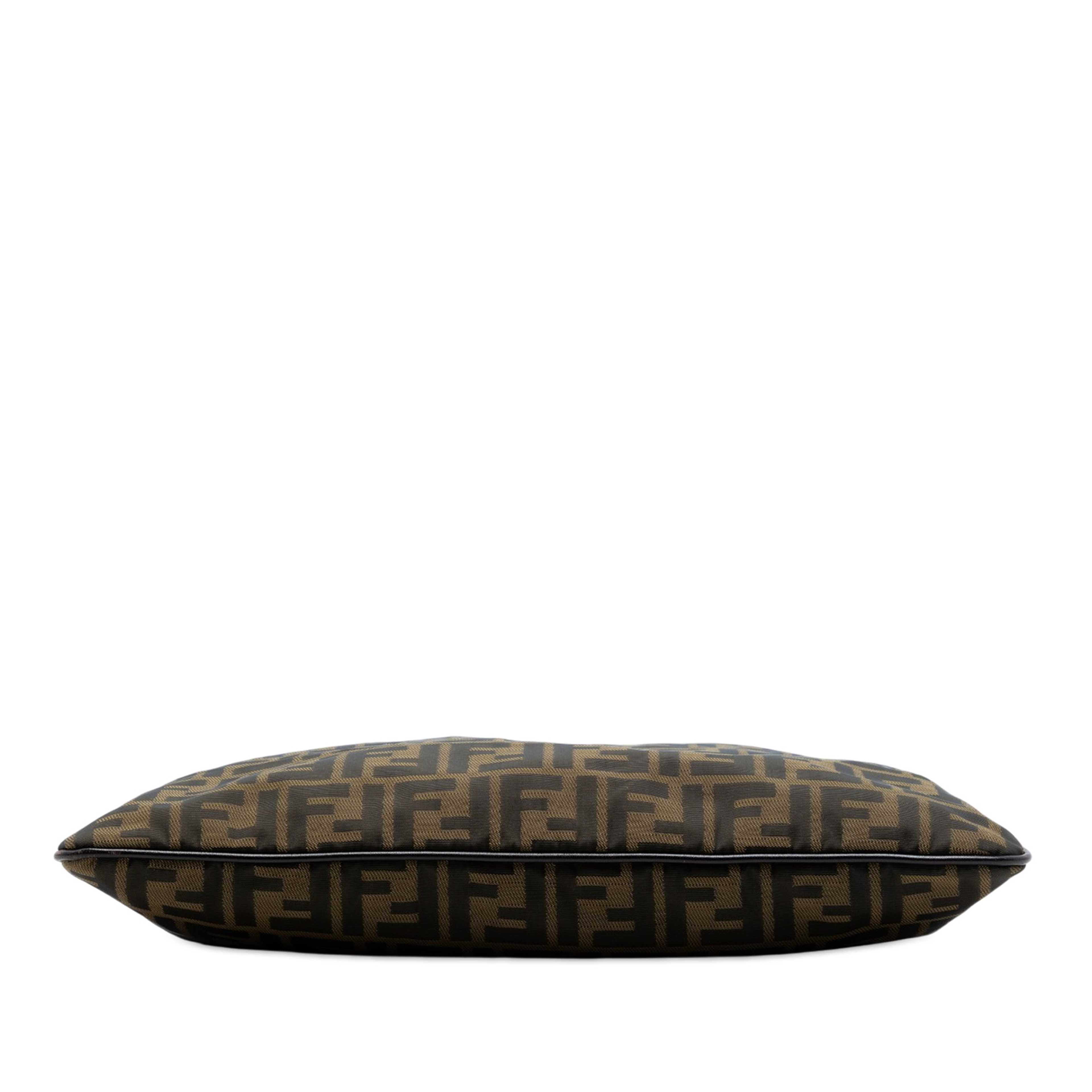 Fendi Zucca Canvas Crossbody, från Luxclusif, i färgen brun. Klicka för att öppna bilden i stort format