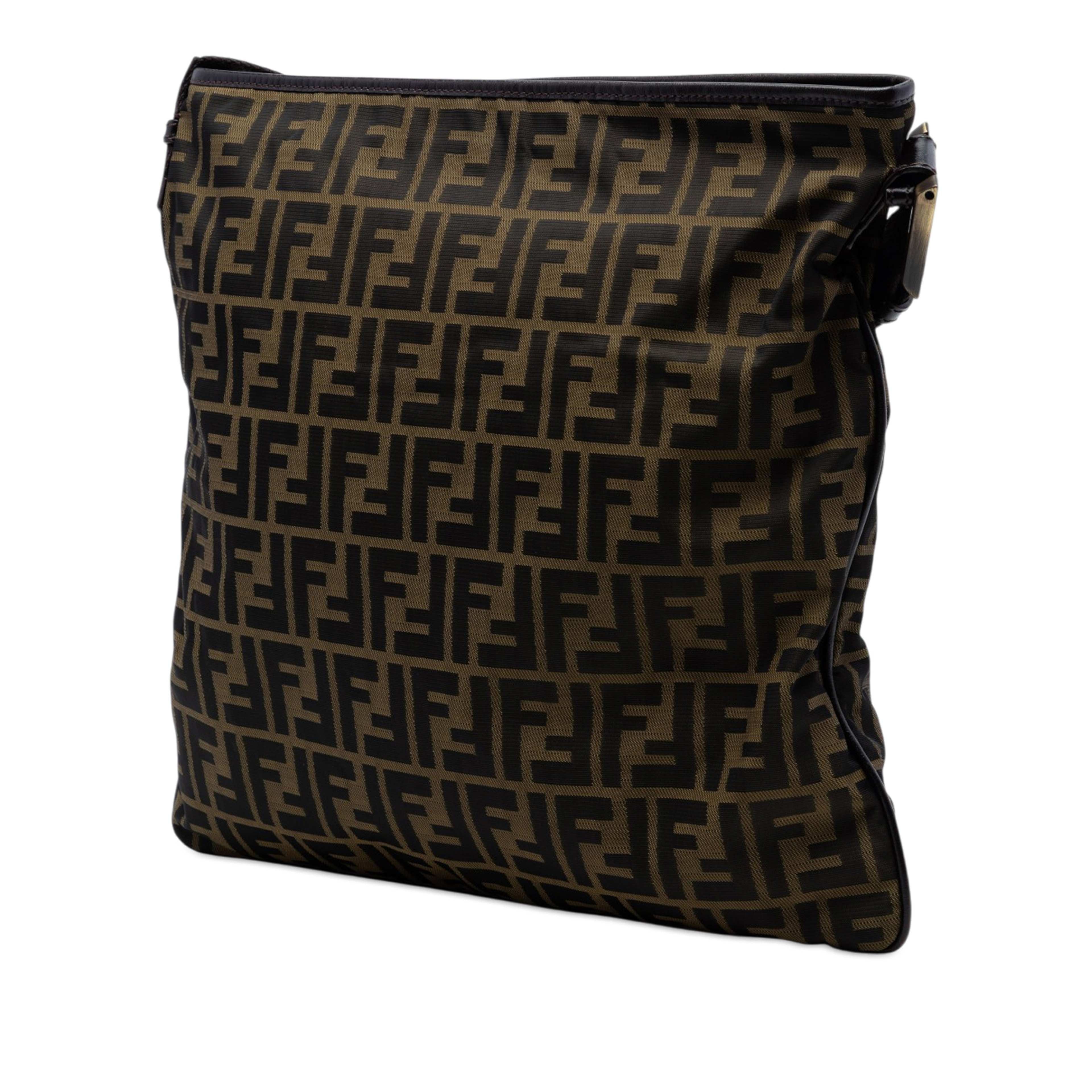 Fendi Zucca Canvas Crossbody, från Luxclusif, i färgen brun. Klicka för att öppna bilden i stort format