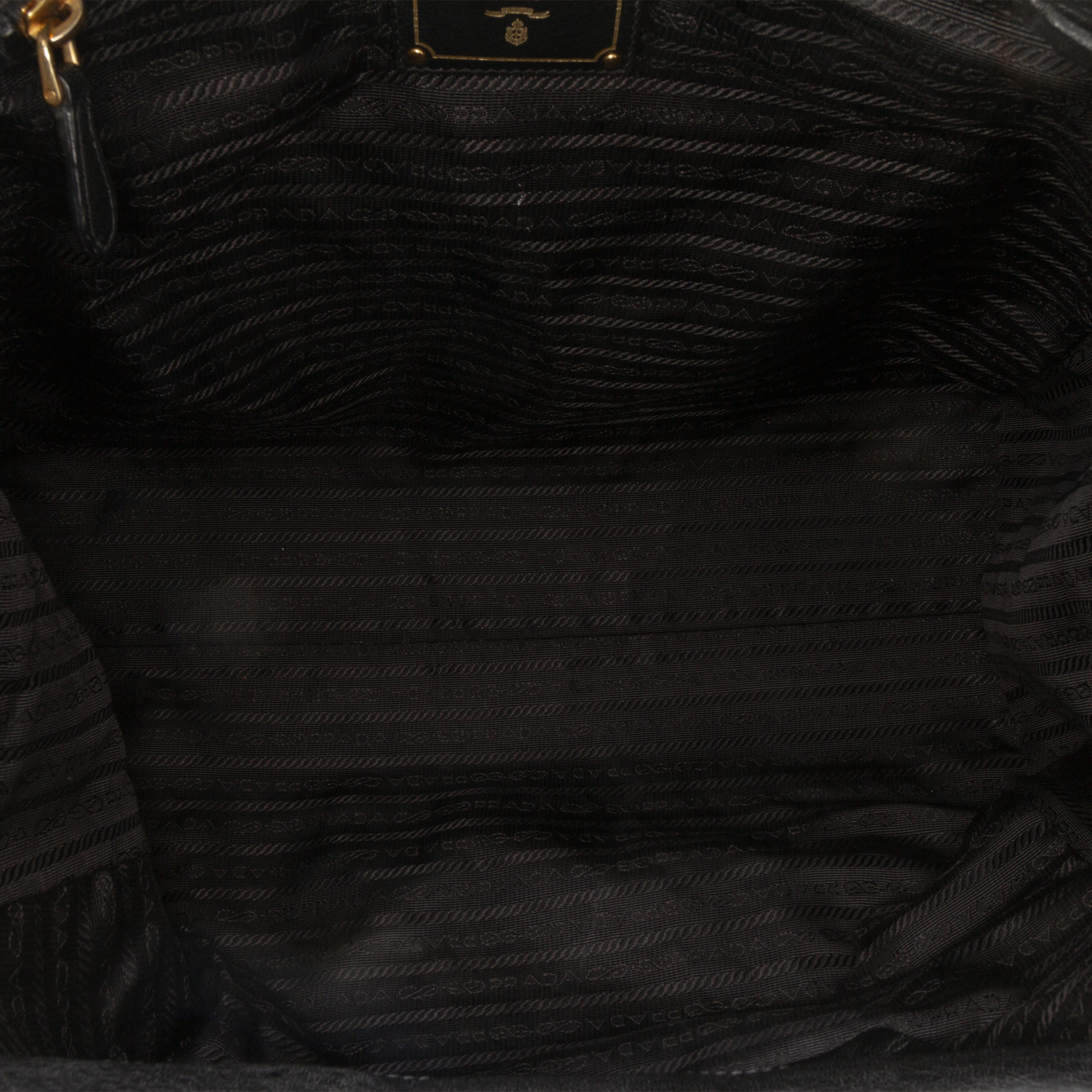 Prada Vitello Daino Frame Convertible Tote, från Luxclusif, i färgen black. Klicka för att öppna bilden i stort format