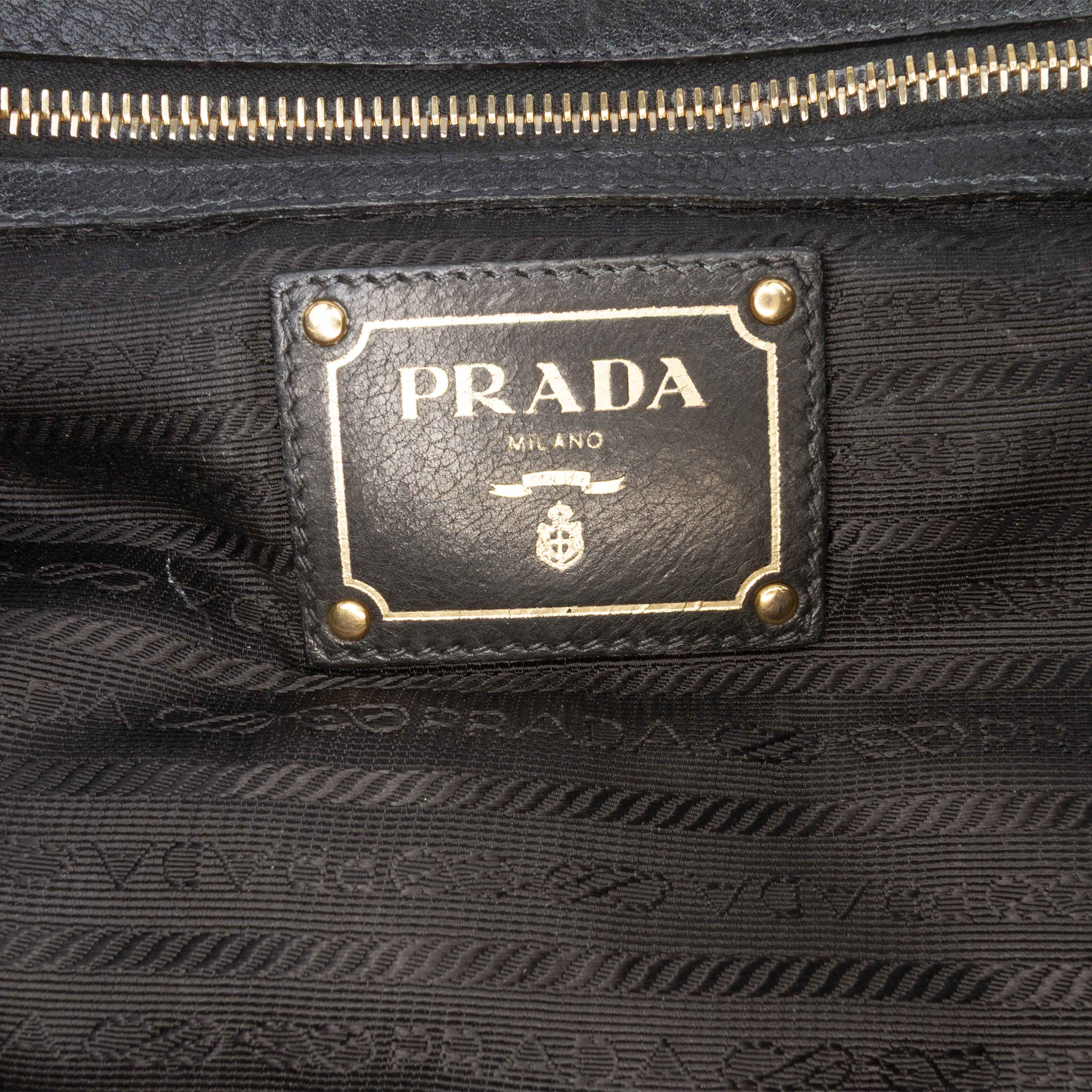 Prada Vitello Daino Frame Convertible Tote, från Luxclusif, i färgen black. Klicka för att öppna bilden i stort format