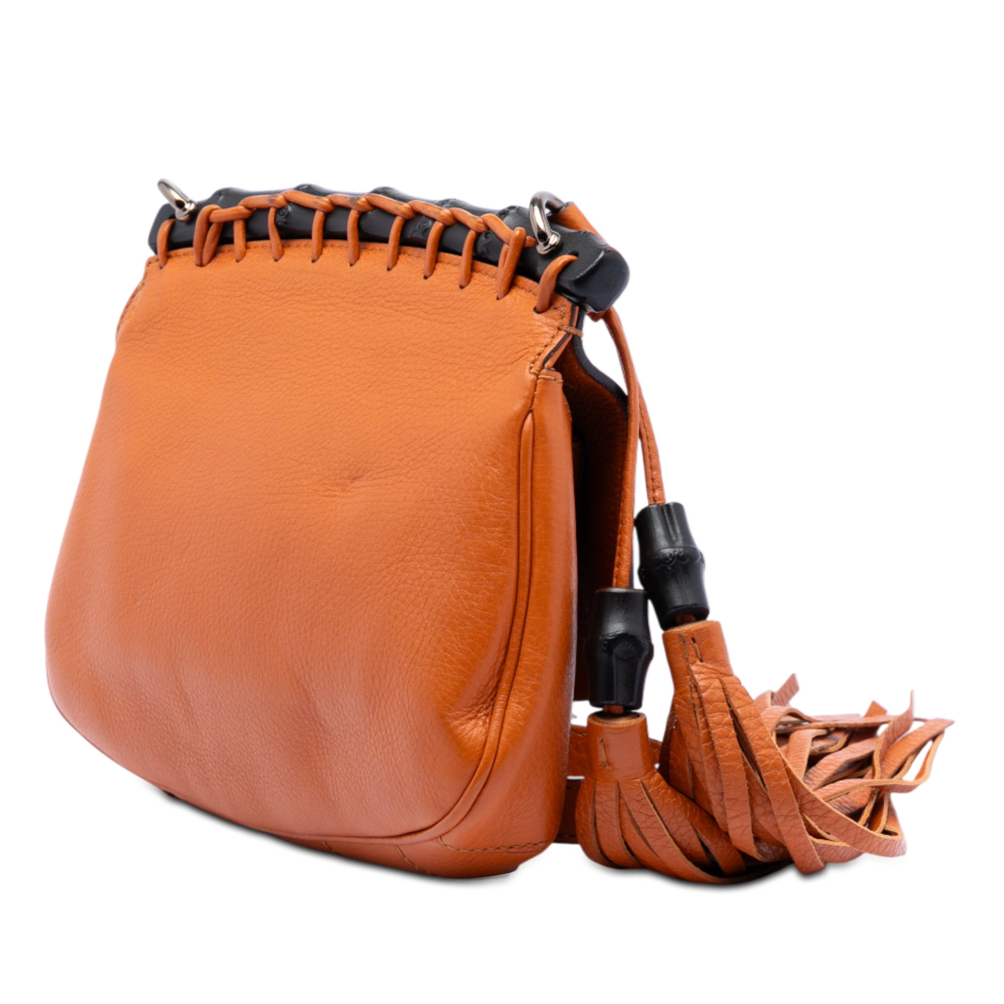 Gucci Small Leather Bamboo Nouveau Fringe Crossbody, från Luxclusif, i färgen orange. Klicka för att öppna bilden i stort format