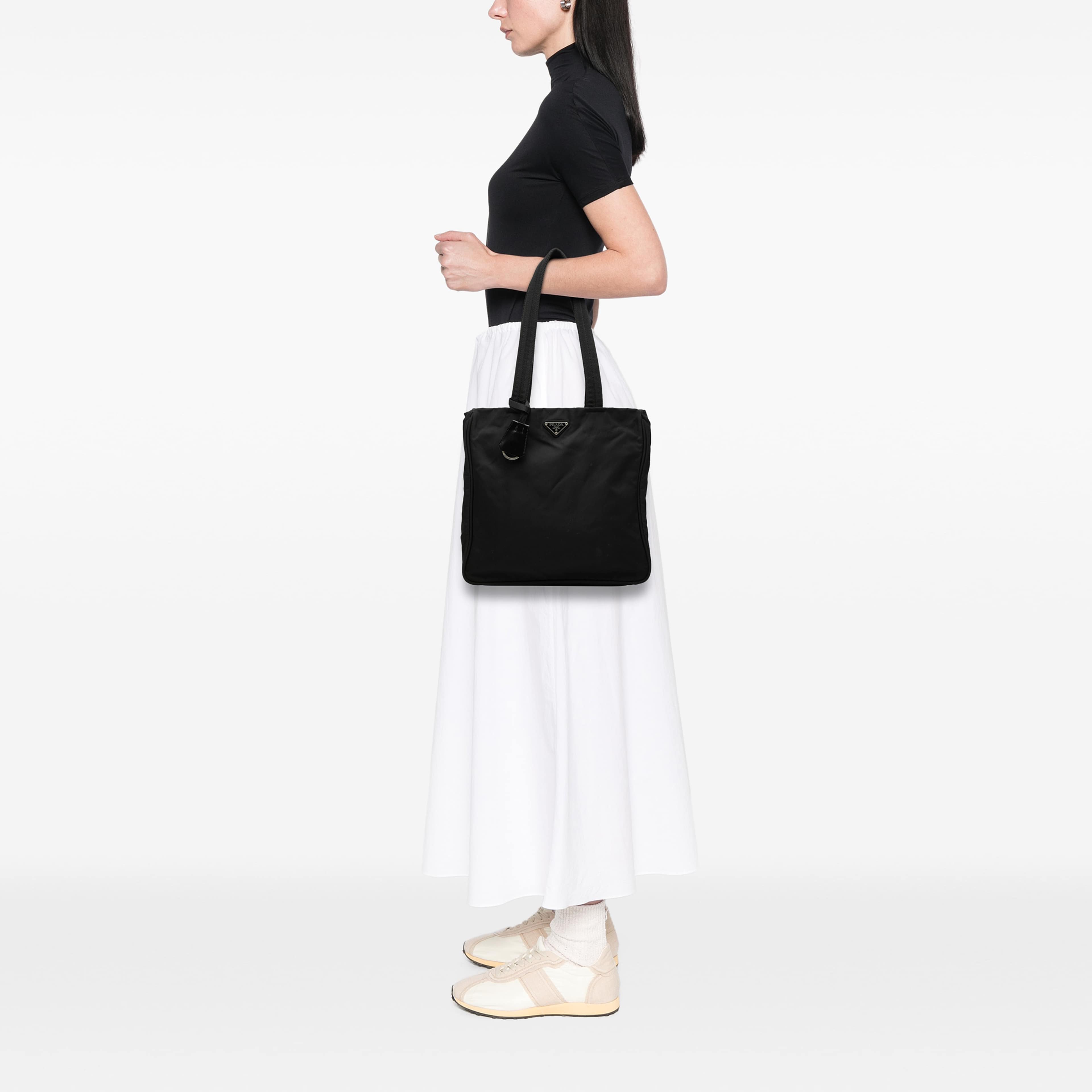 Prada Tessuto Tote, från Luxclusif, i färgen svart. Klicka för att öppna bilden i stort format
