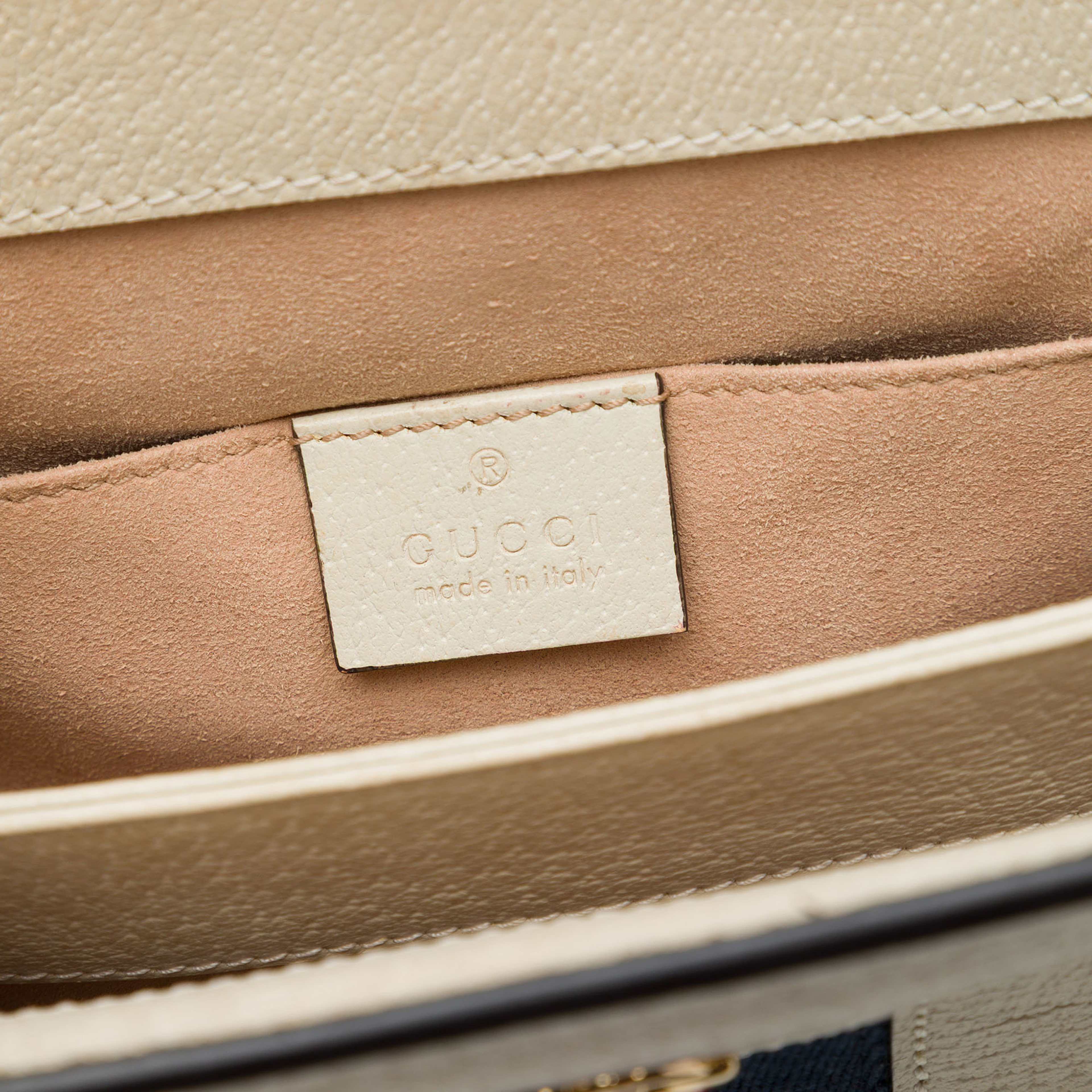 Gucci Small Calfskin Web Ophidia Chain Crossbody, från Luxclusif, i färgen vit. Klicka för att öppna bilden i stort format